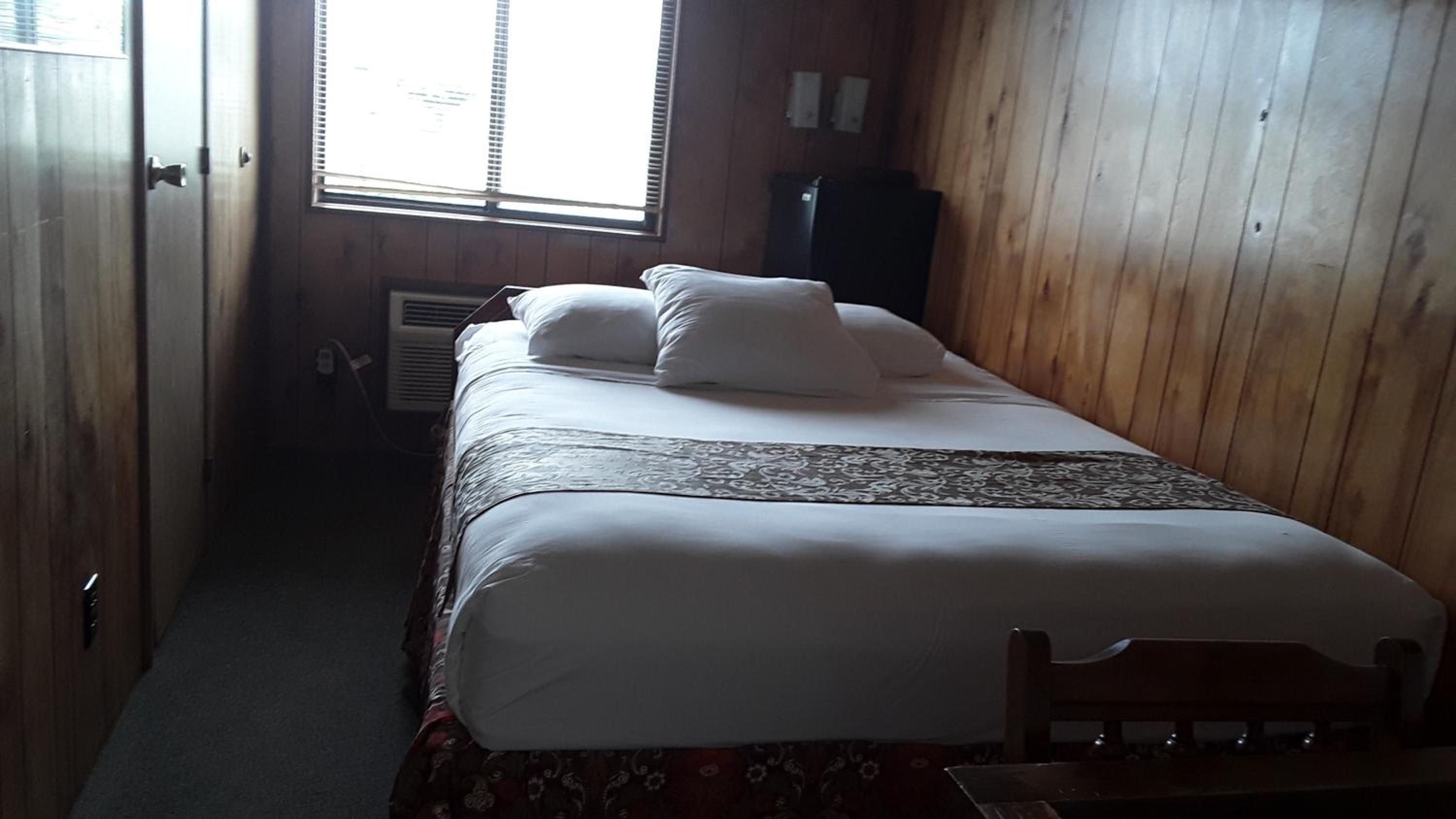 Micro Room wiht Queen Bed photo 3
