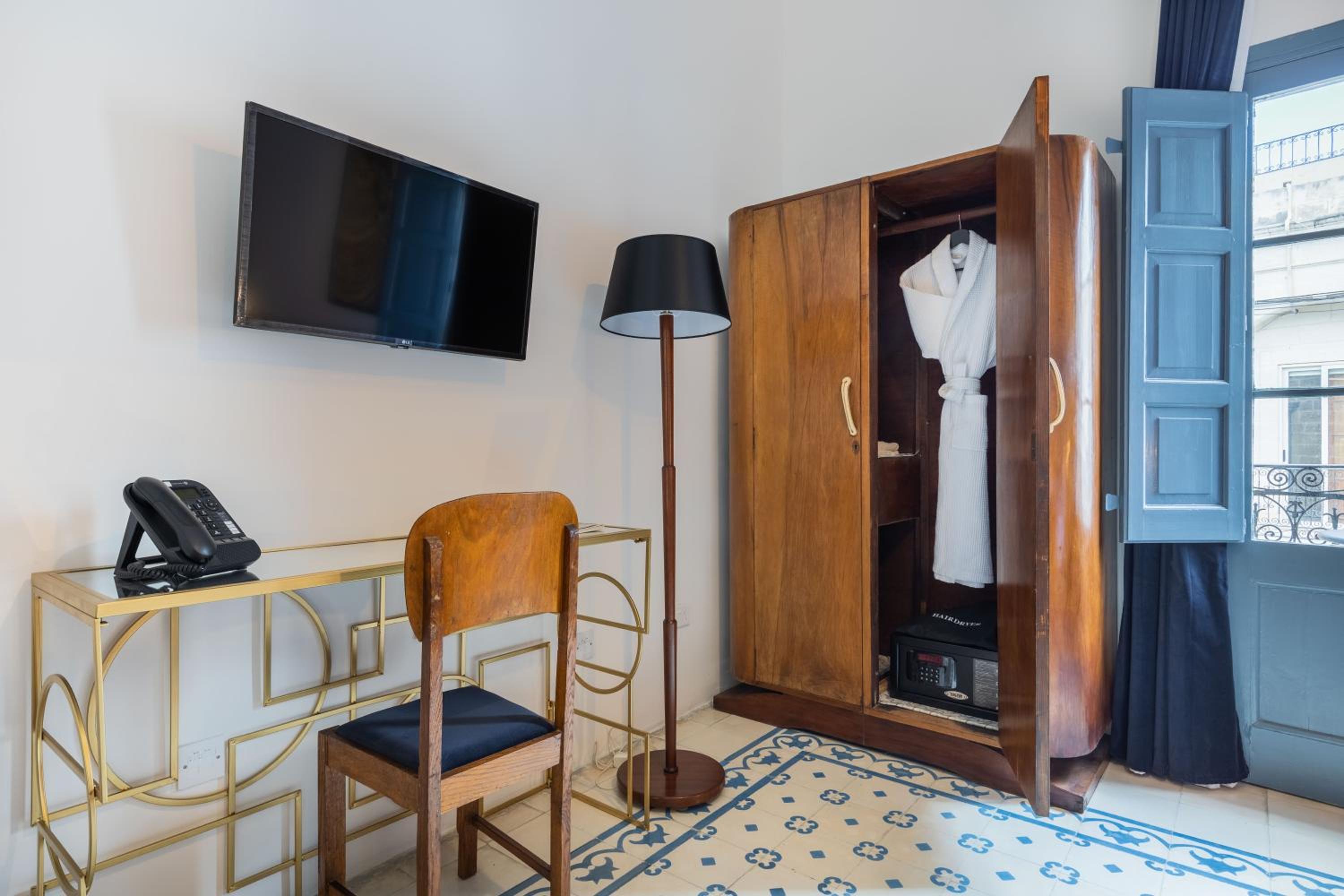 Deluxe Double Room with Balcony - Photo 6