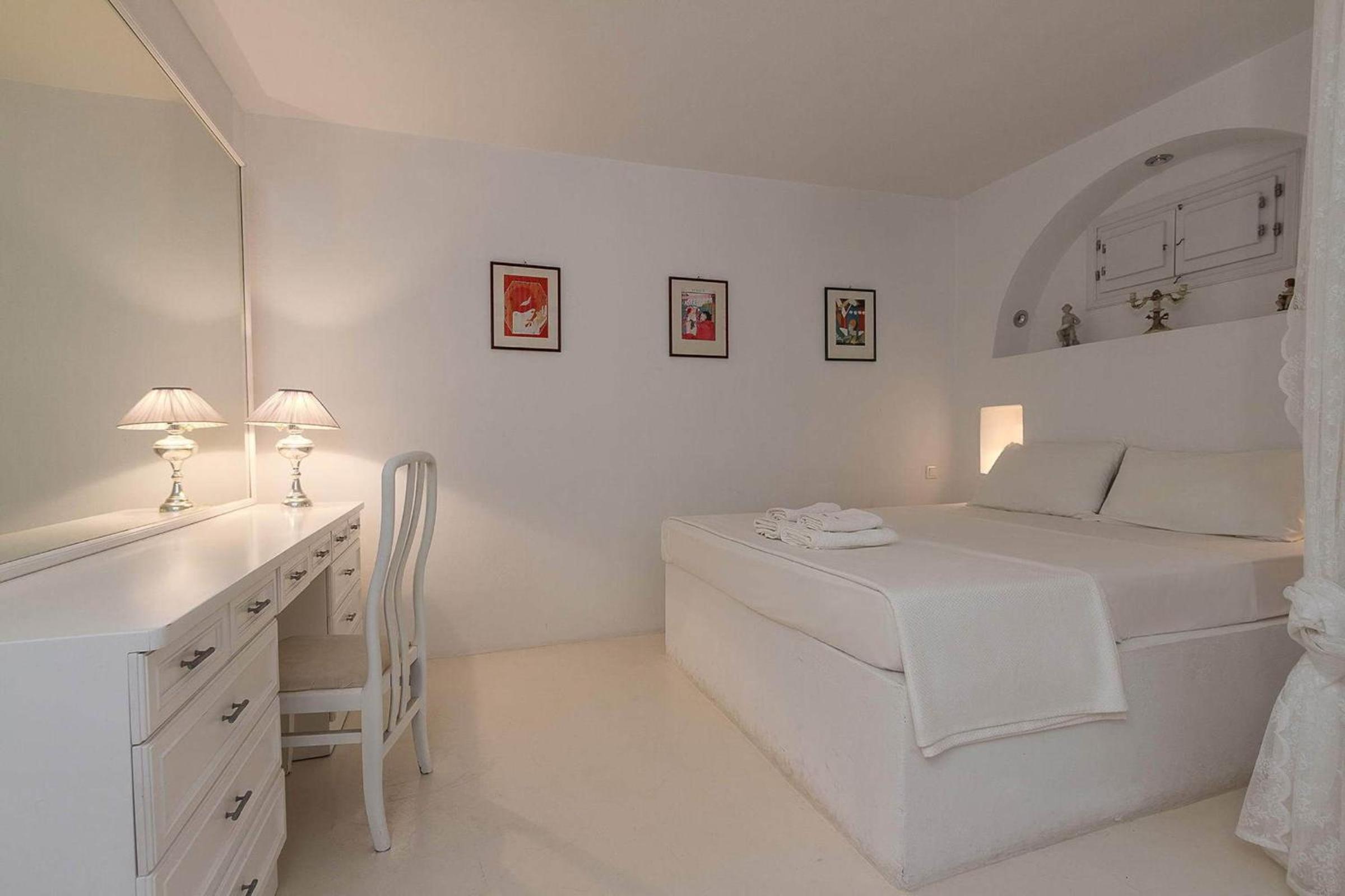 White Katikia Two-Bedroom Apartment - Split Level - Photo 2
