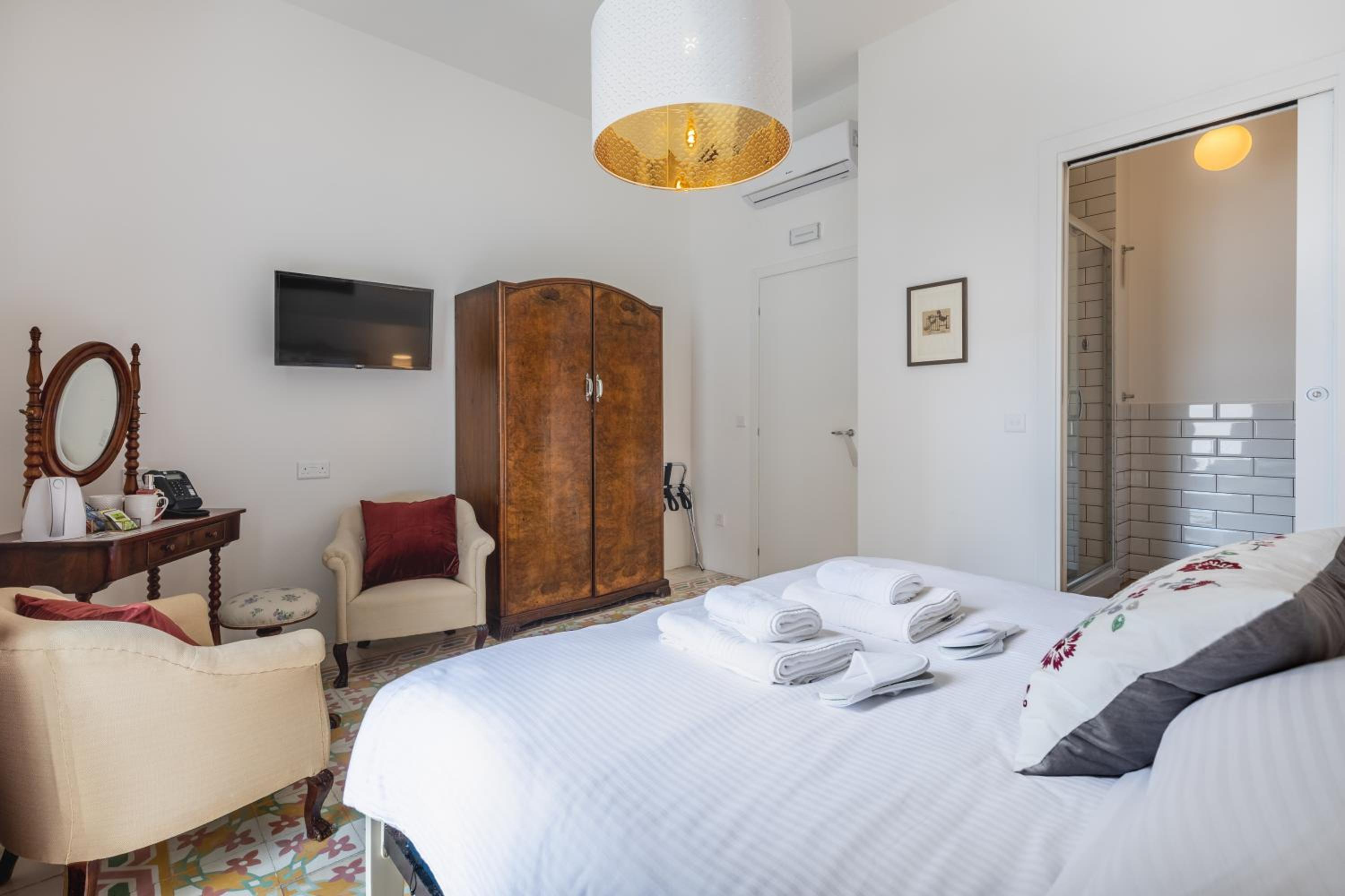 Deluxe Double or Twin Room photo 3