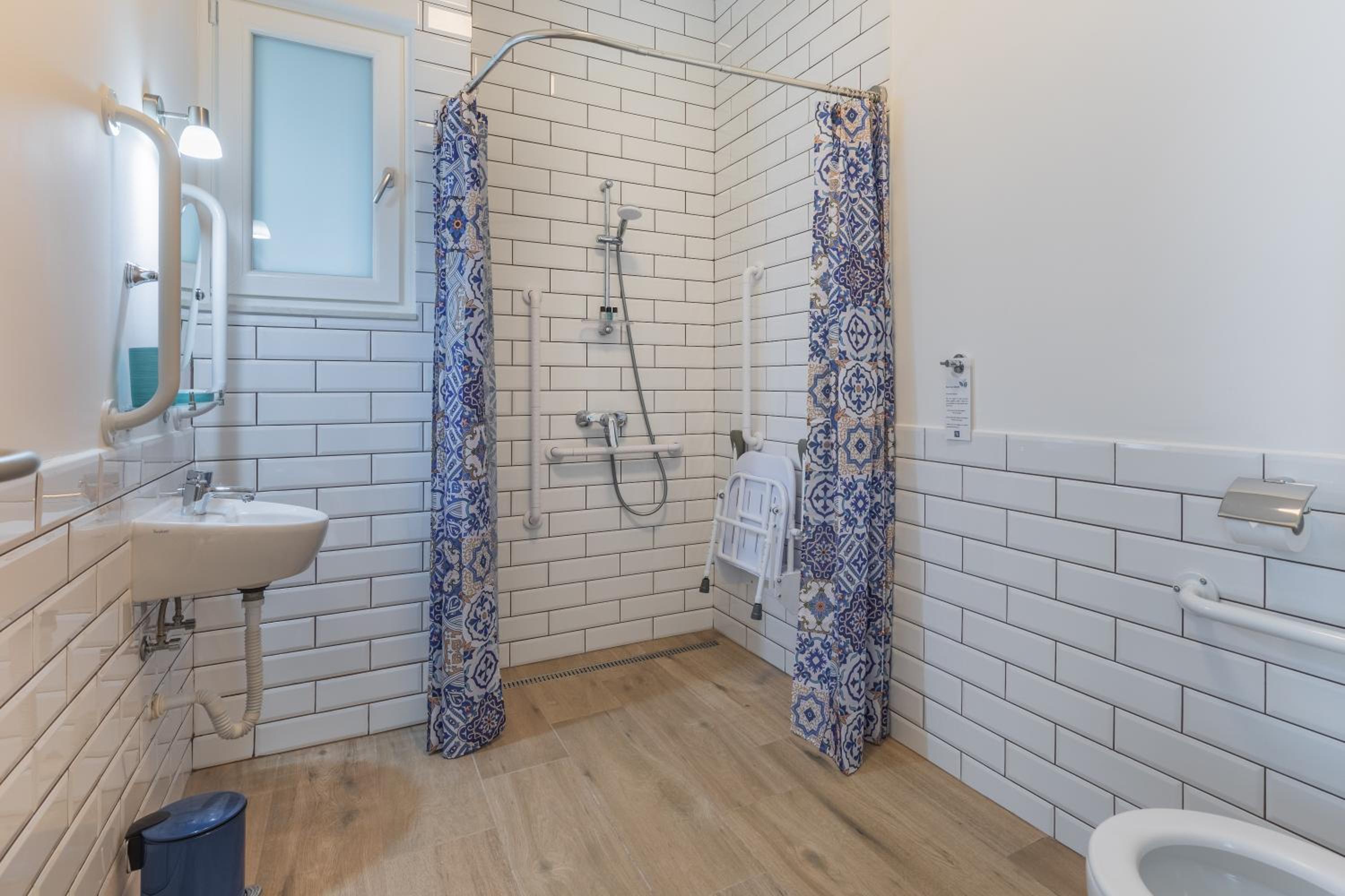 King Room - Disability Access - Photo 6