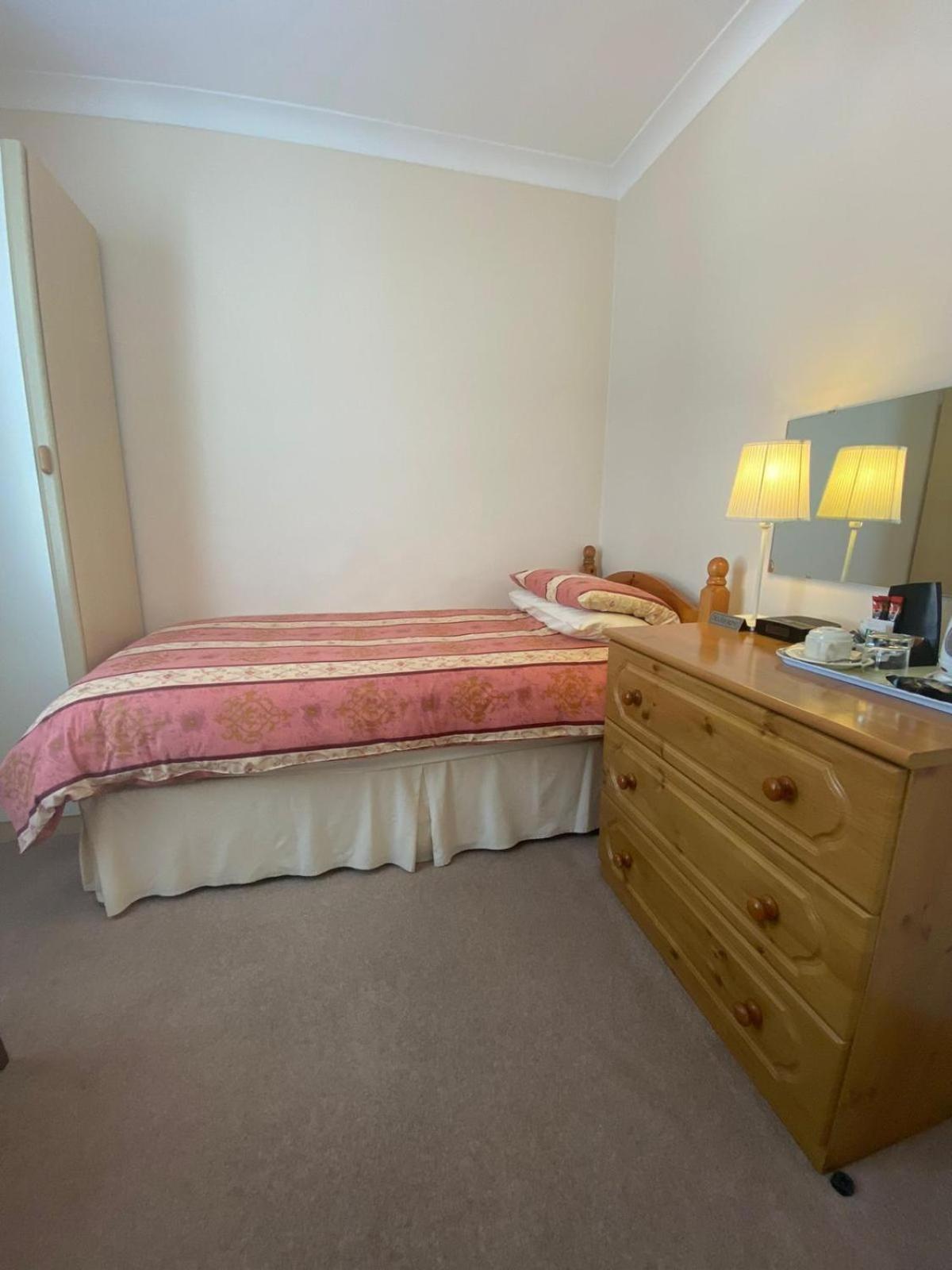 Small Single Room photo 3