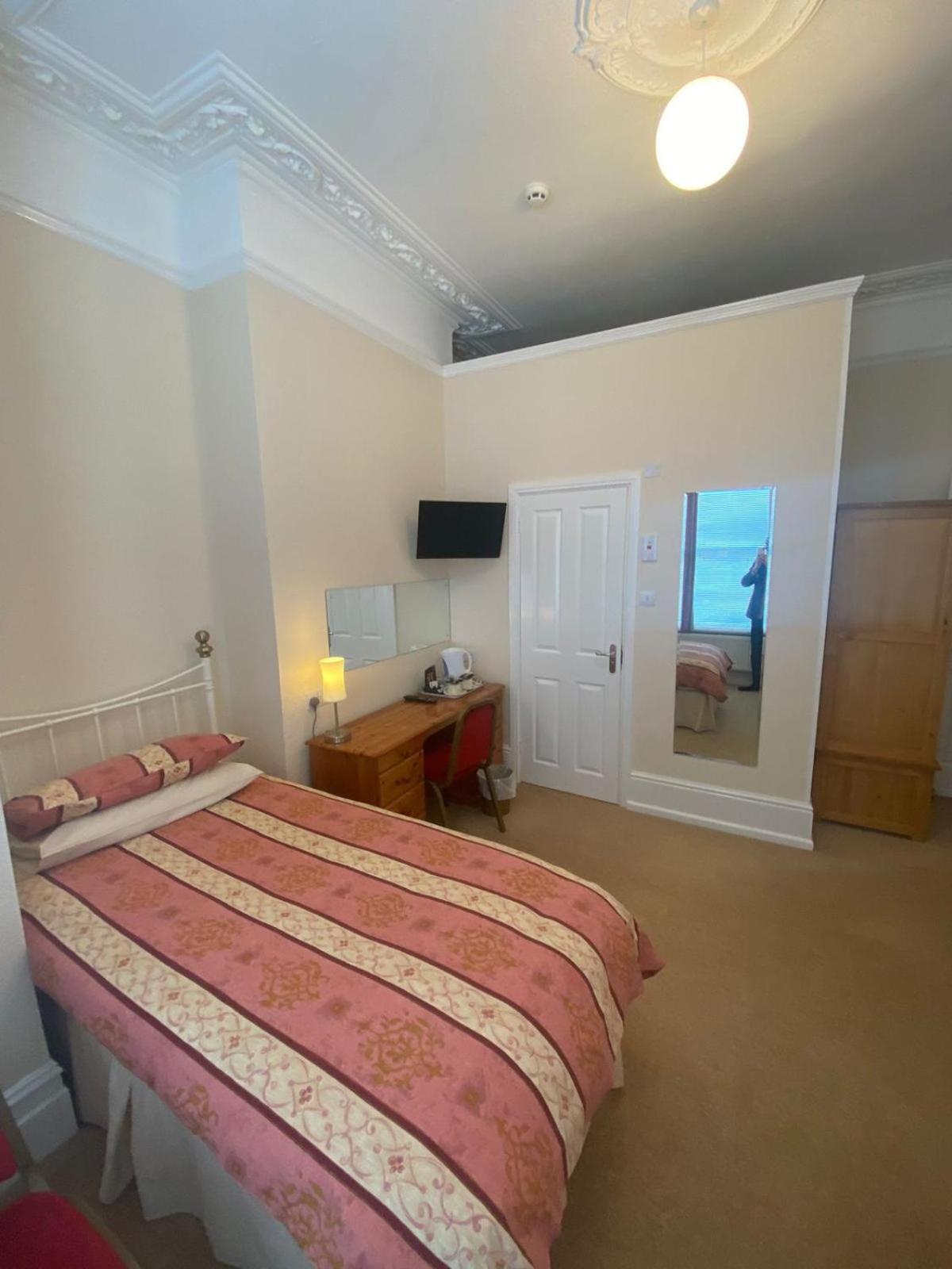 Small Twin Room photo 1