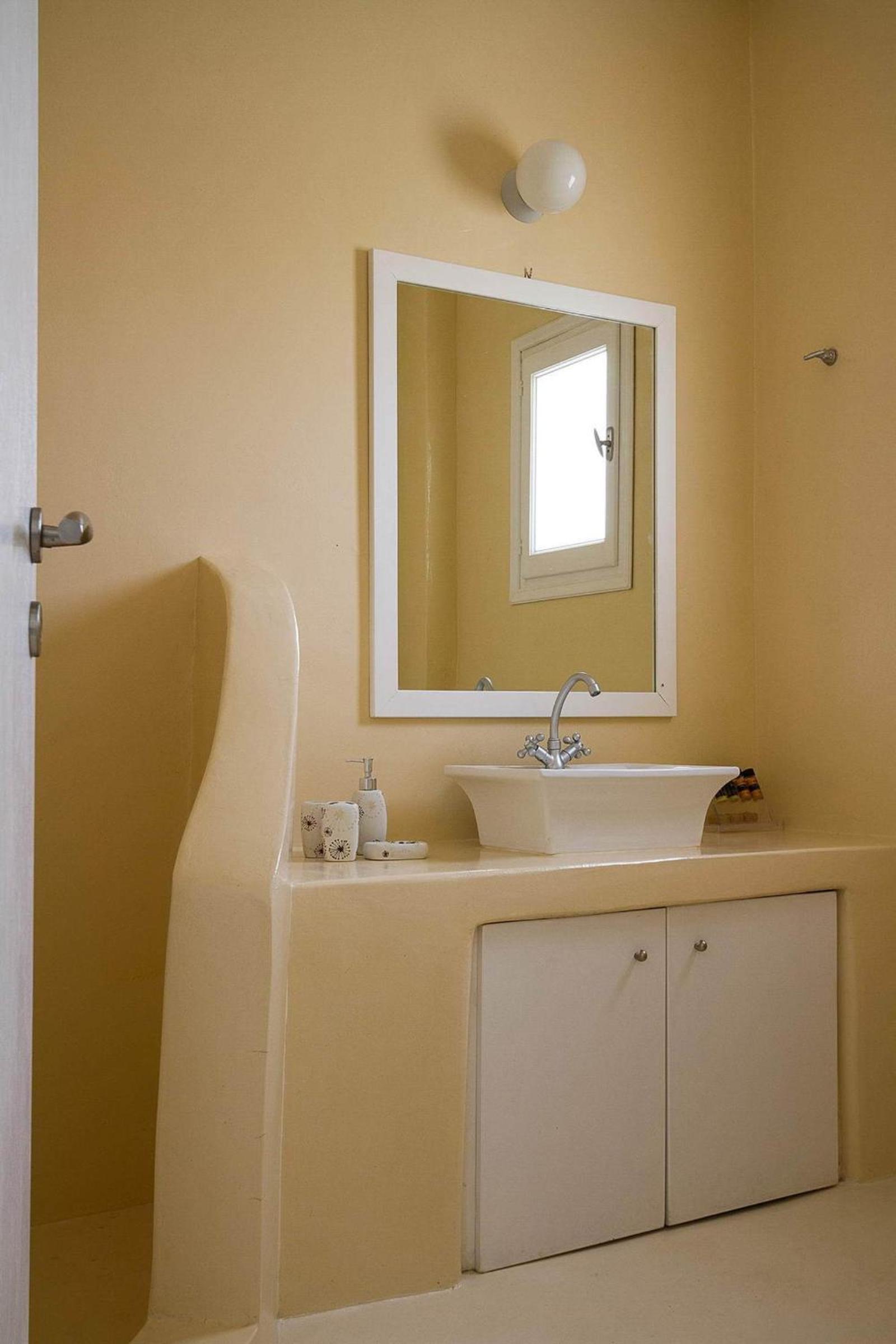 White Katikia Two-Bedroom Apartment - Split Level - Photo 15