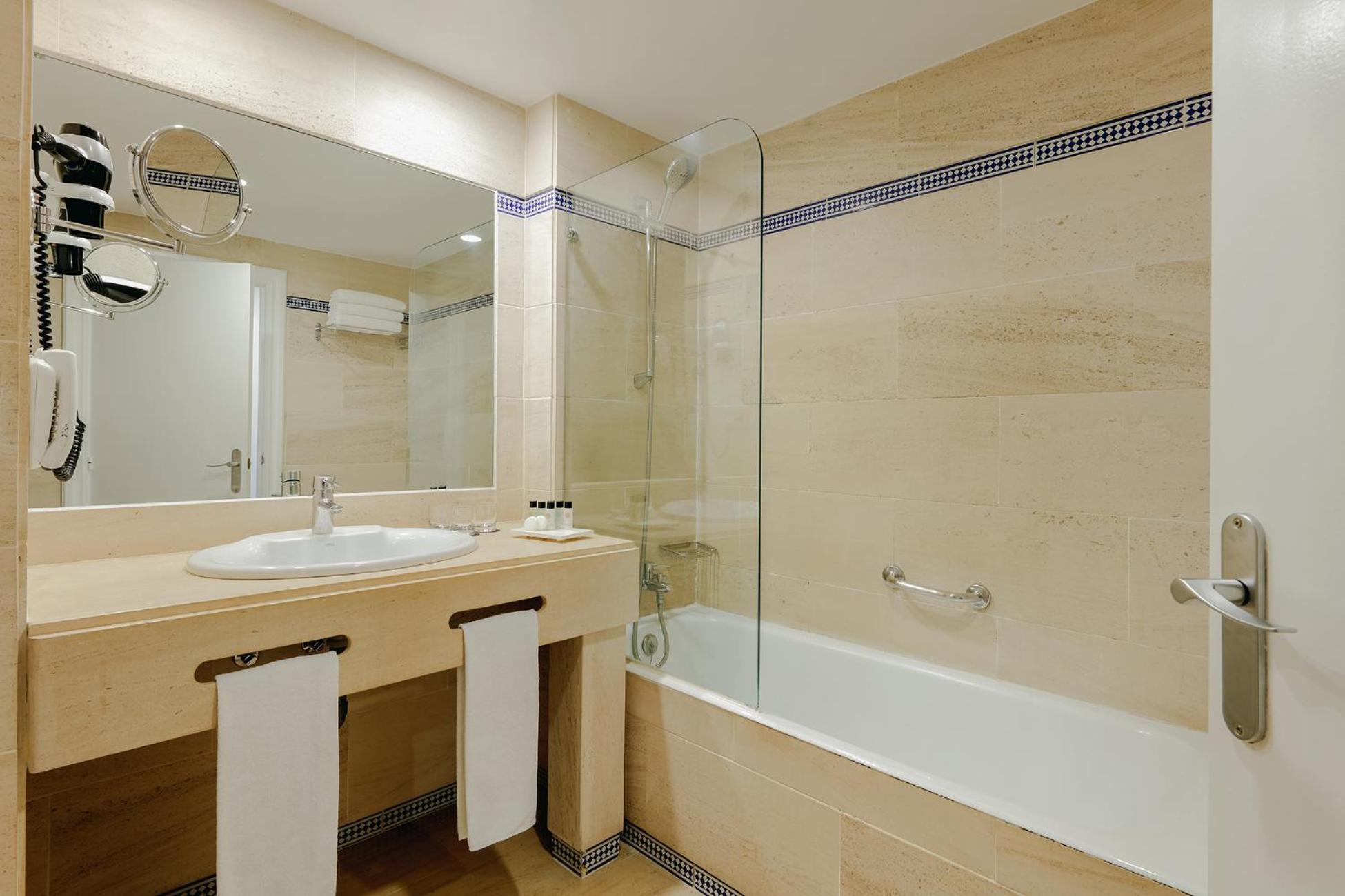 Standard Double Or Twin Room - Photo 5