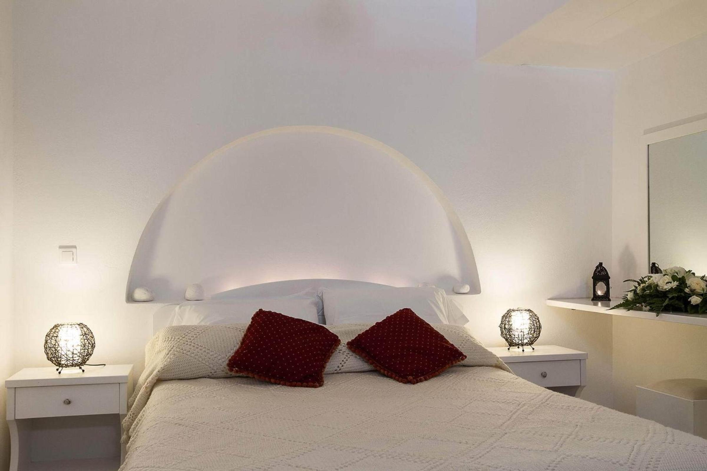 White Katikia Two-Bedroom Apartment - Split Level - Photo 8