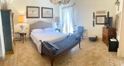 Deluxe King Suite photo 1