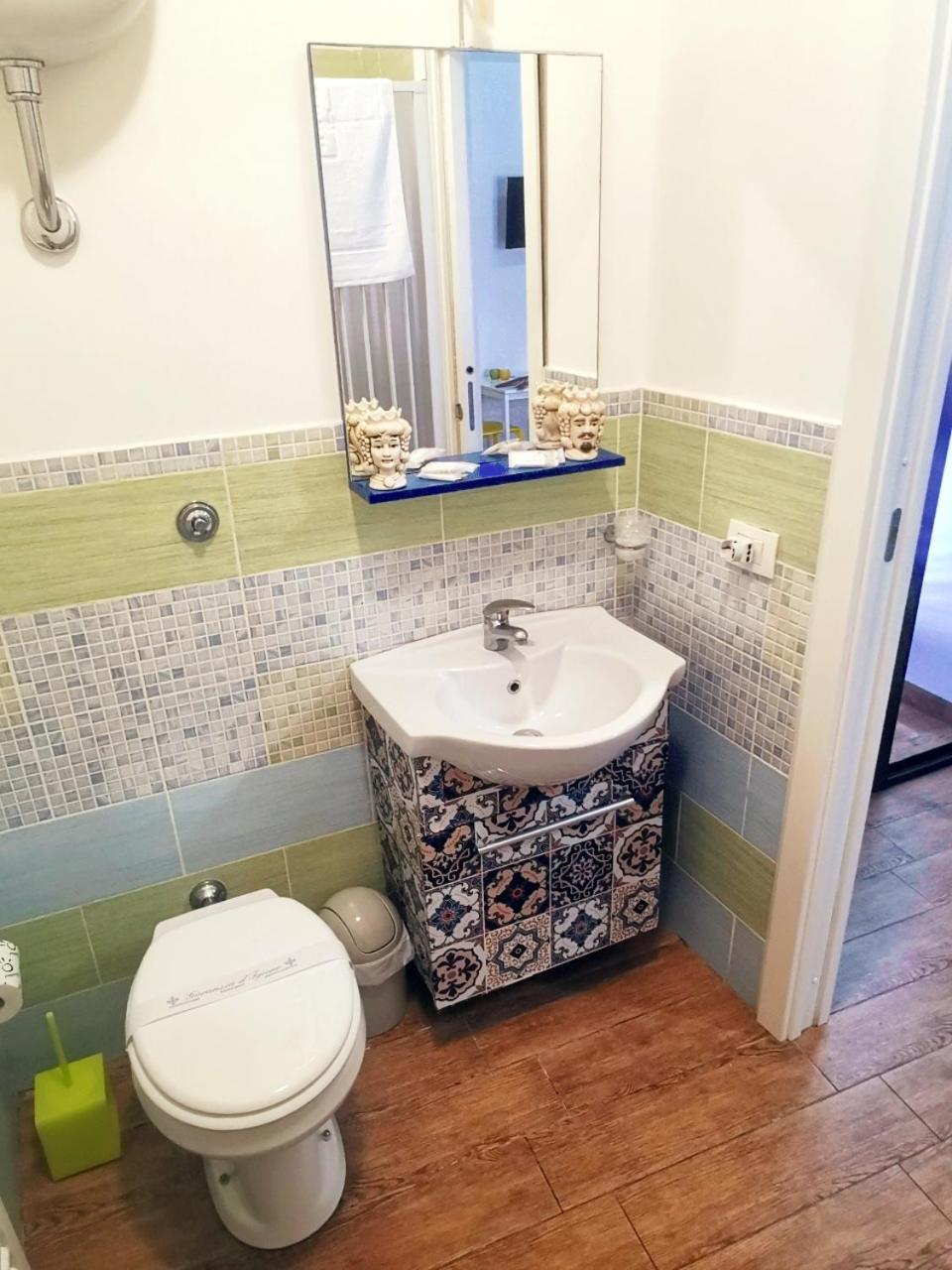 Double Room with Balcony - Photo 14