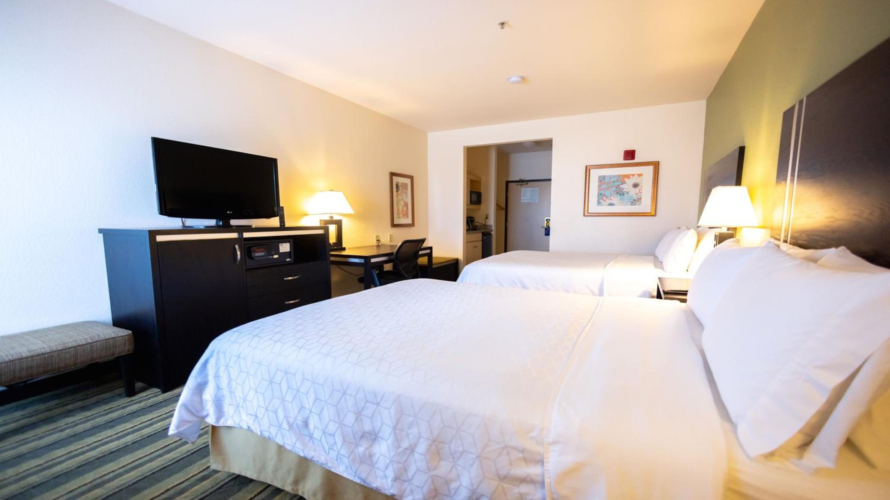 Standard Room with Two Queen Beds - Photo 16