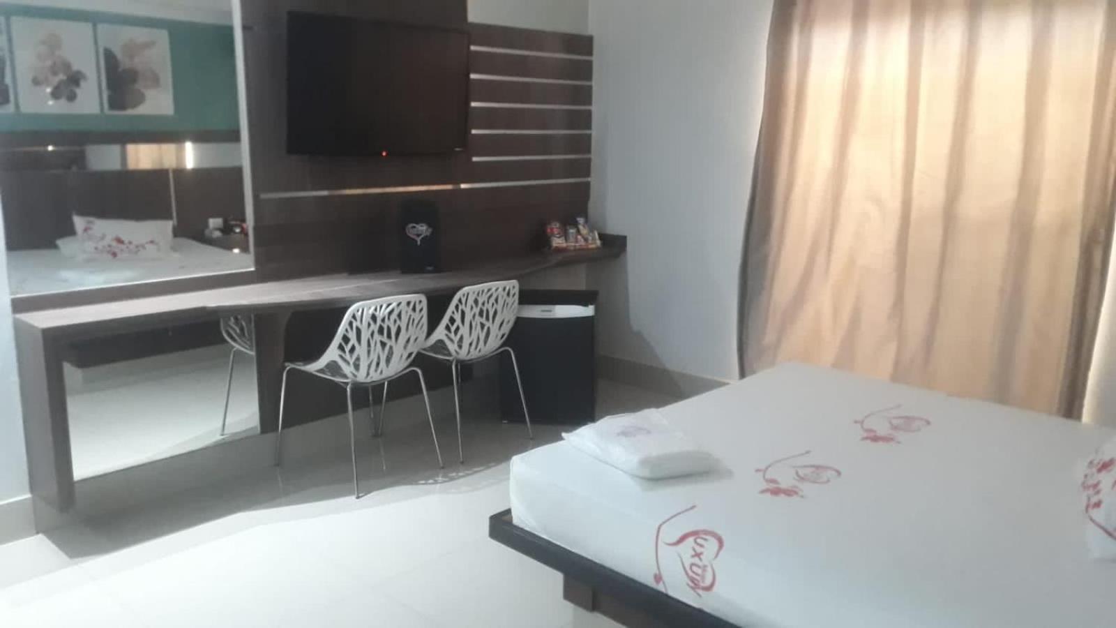 Deluxe Queen Room - Photo 11
