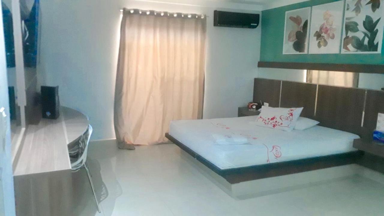 Deluxe Queen Room - Photo 10