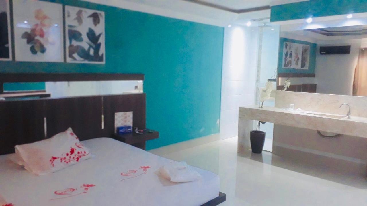 Deluxe Queen Room - Photo 9