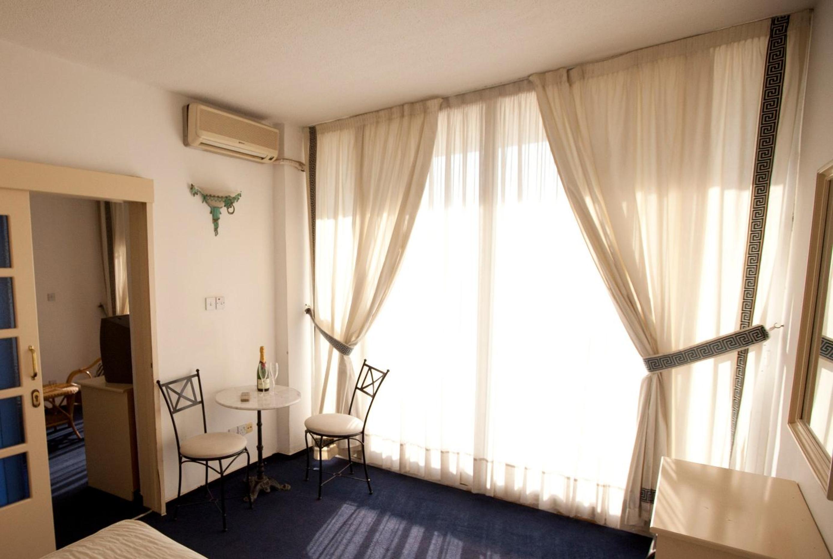 One-Bedroom Suite - Photo 5