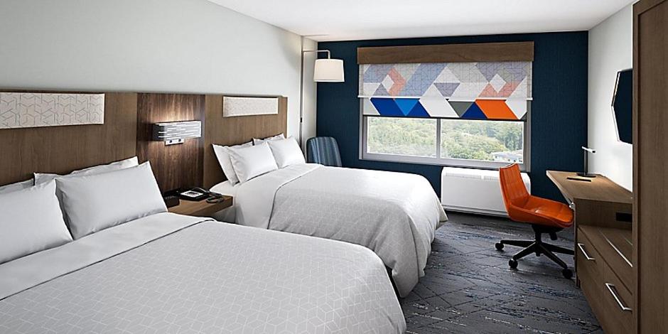 Standard Room with Two Queen Beds - Photo 2