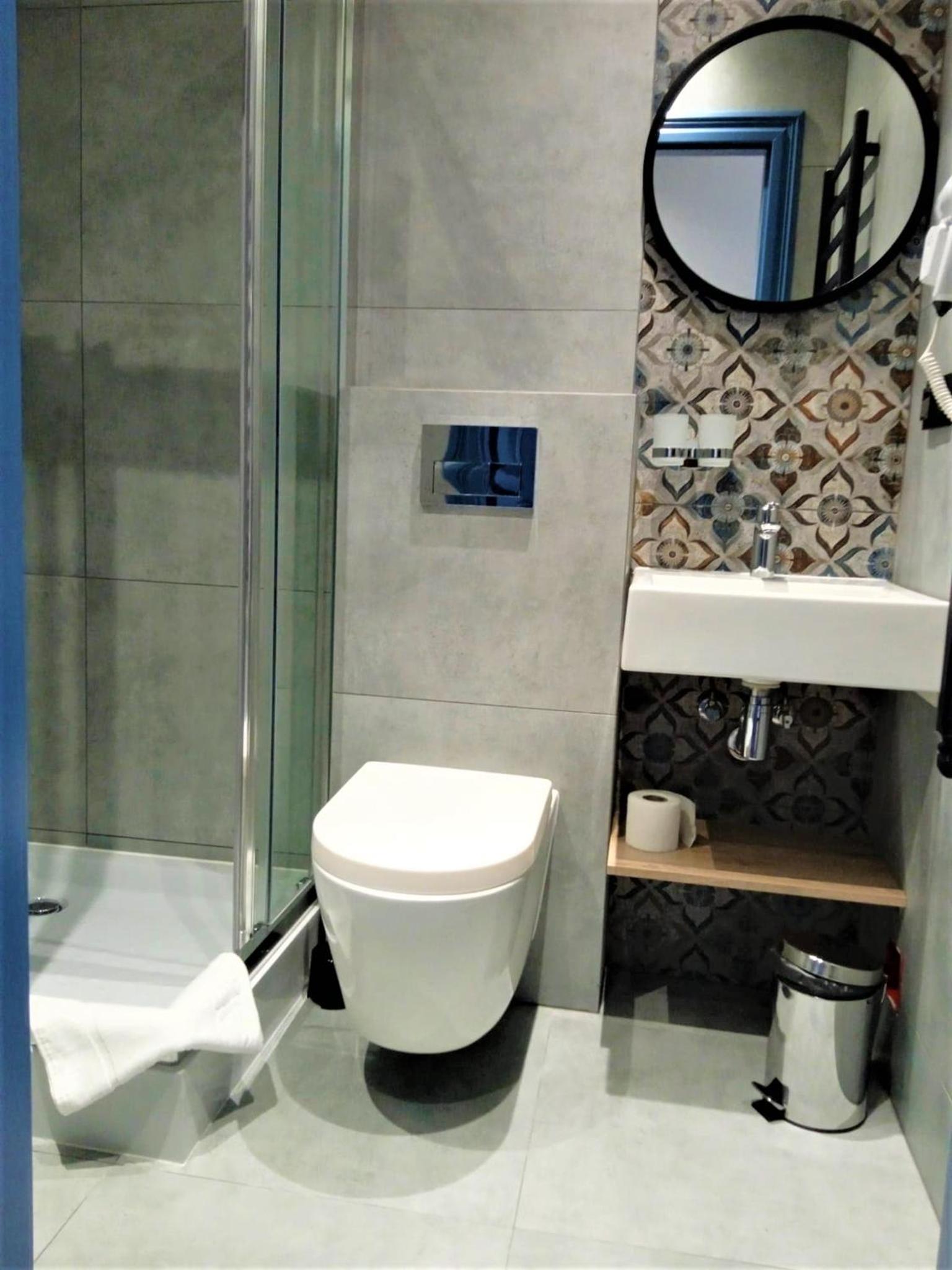 Double or Twin Room with Private Bathroom - Photo 4