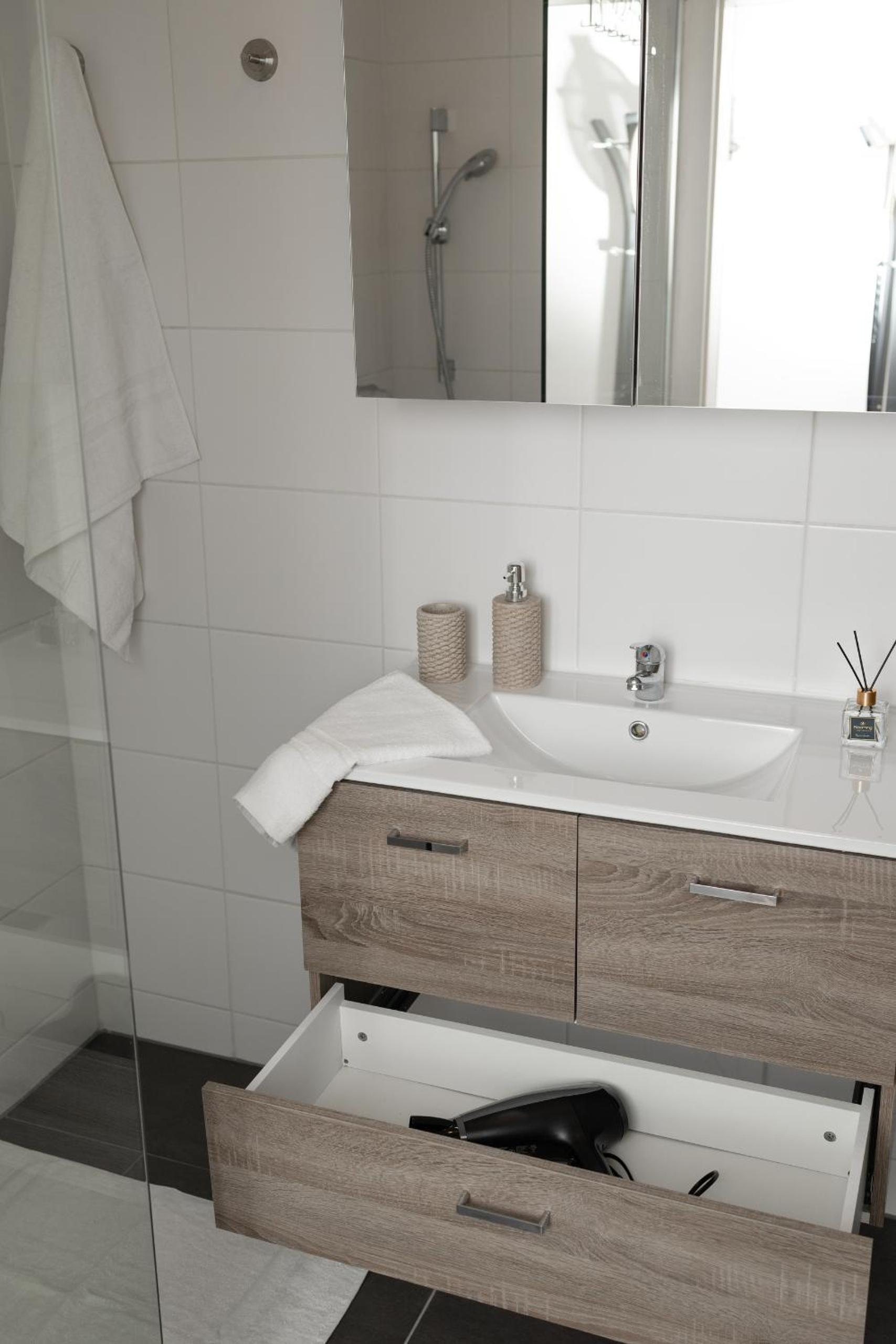 One-Bedroom Apartment - Photo 2