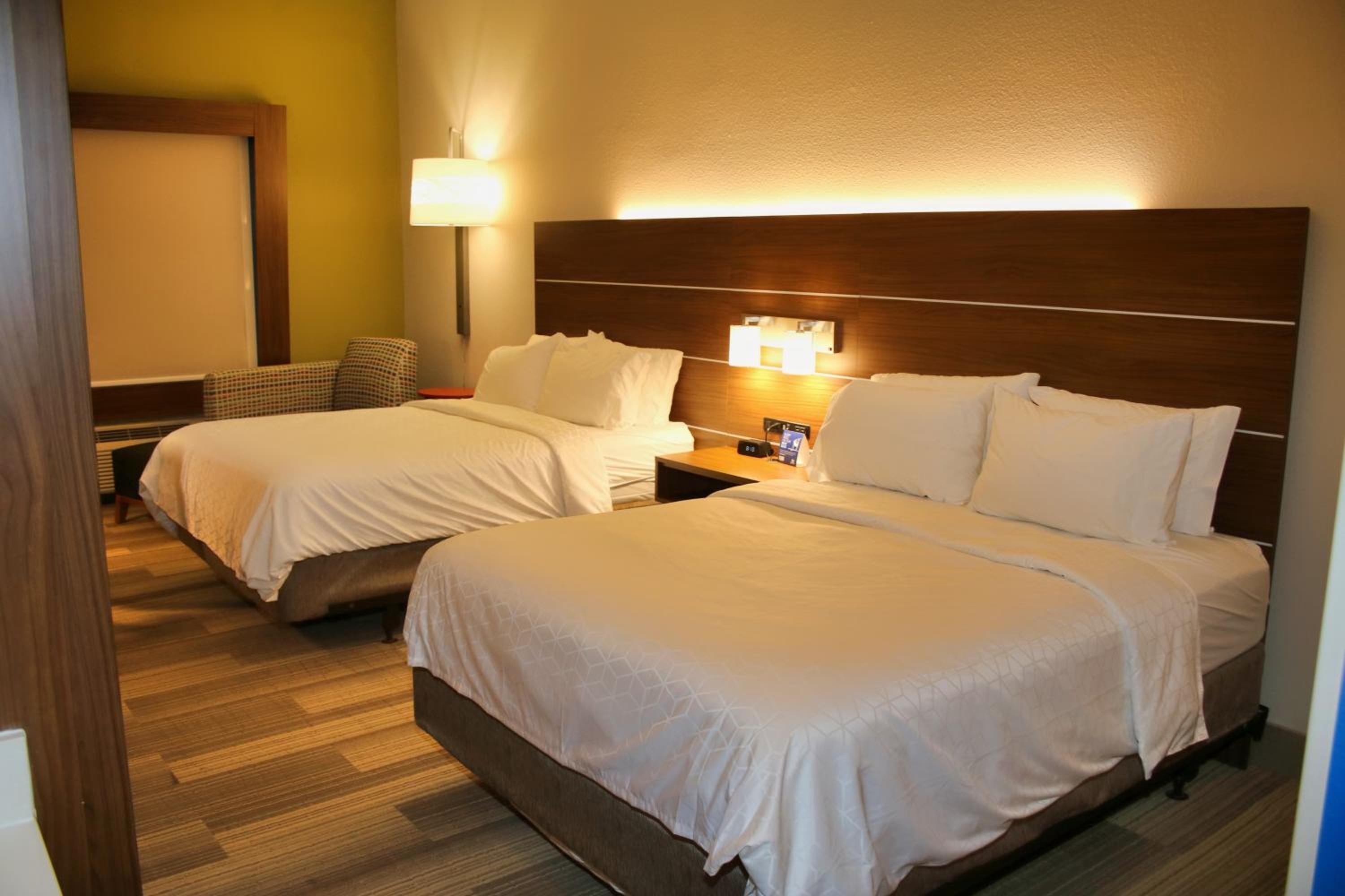 Standard Queen Room with Two Queen Beds and Bath/Shower - Photo 9