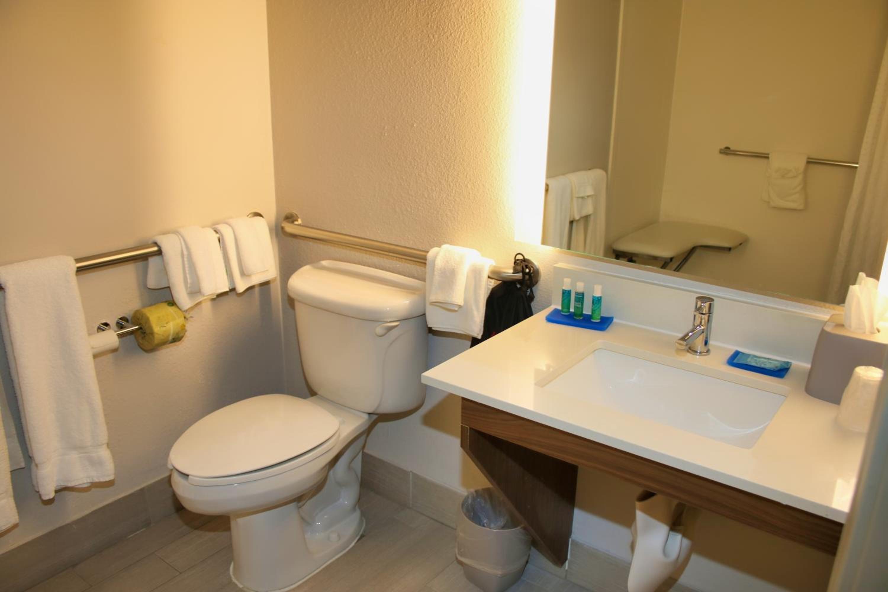 Queen Room with Two Queen Beds - Disability Access Tub/Non-Smoking  - Photo 6