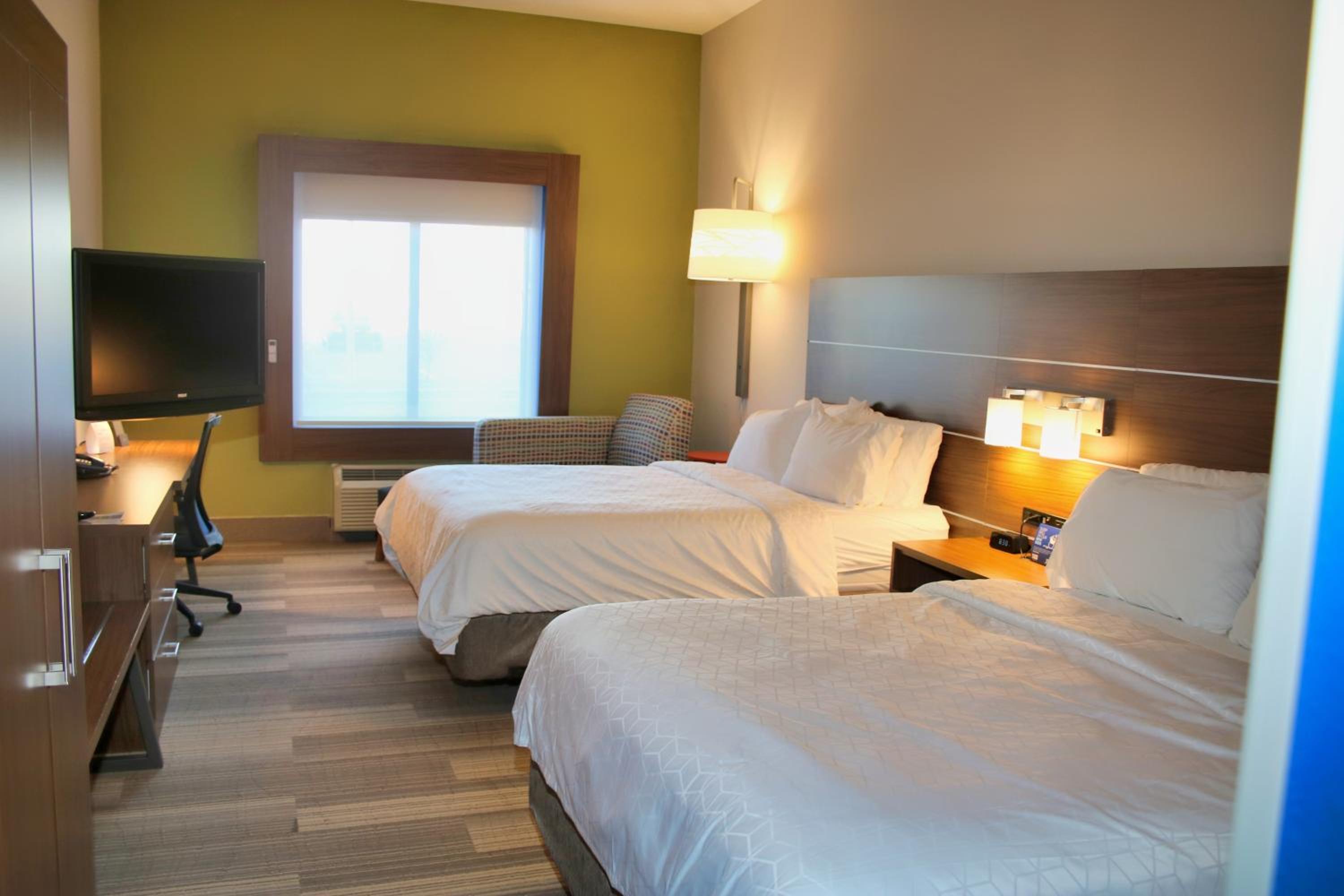 Standard Queen Room with Two Queen Beds and Bath/Shower - Photo 2