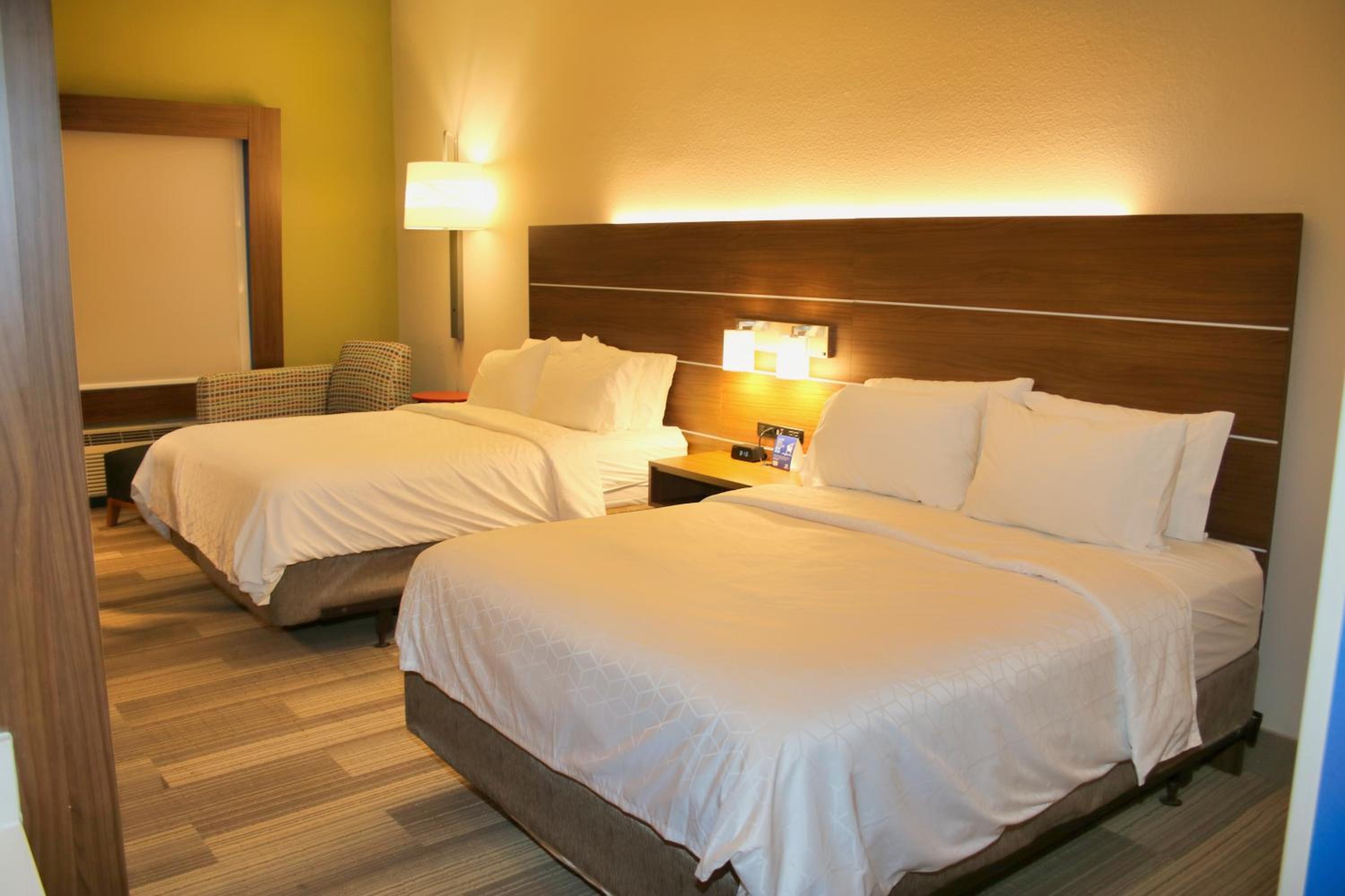 Standard Queen Room with Two Queen Beds and Bath/Shower - Photo 7