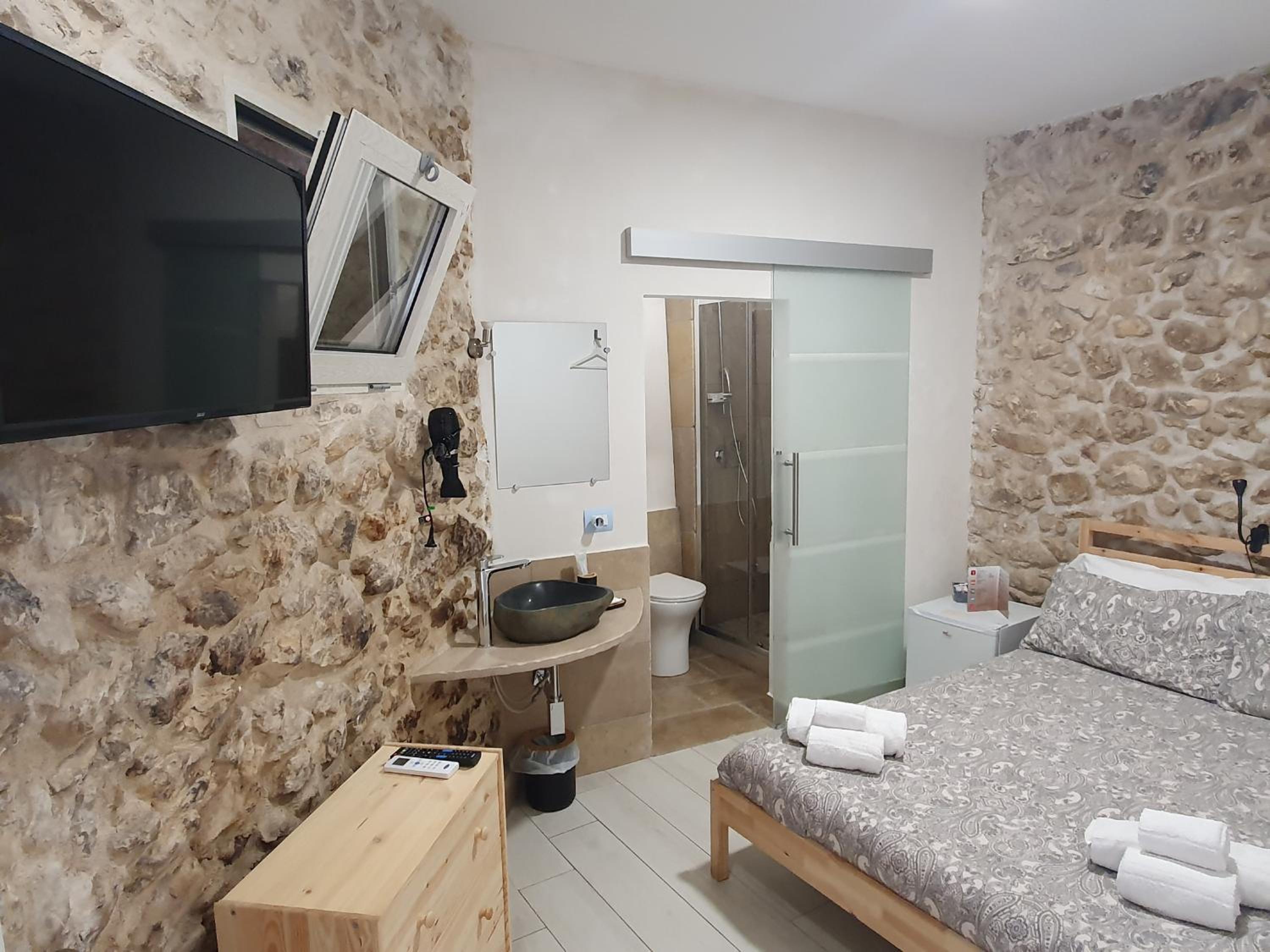 Small Double Room - Photo 3