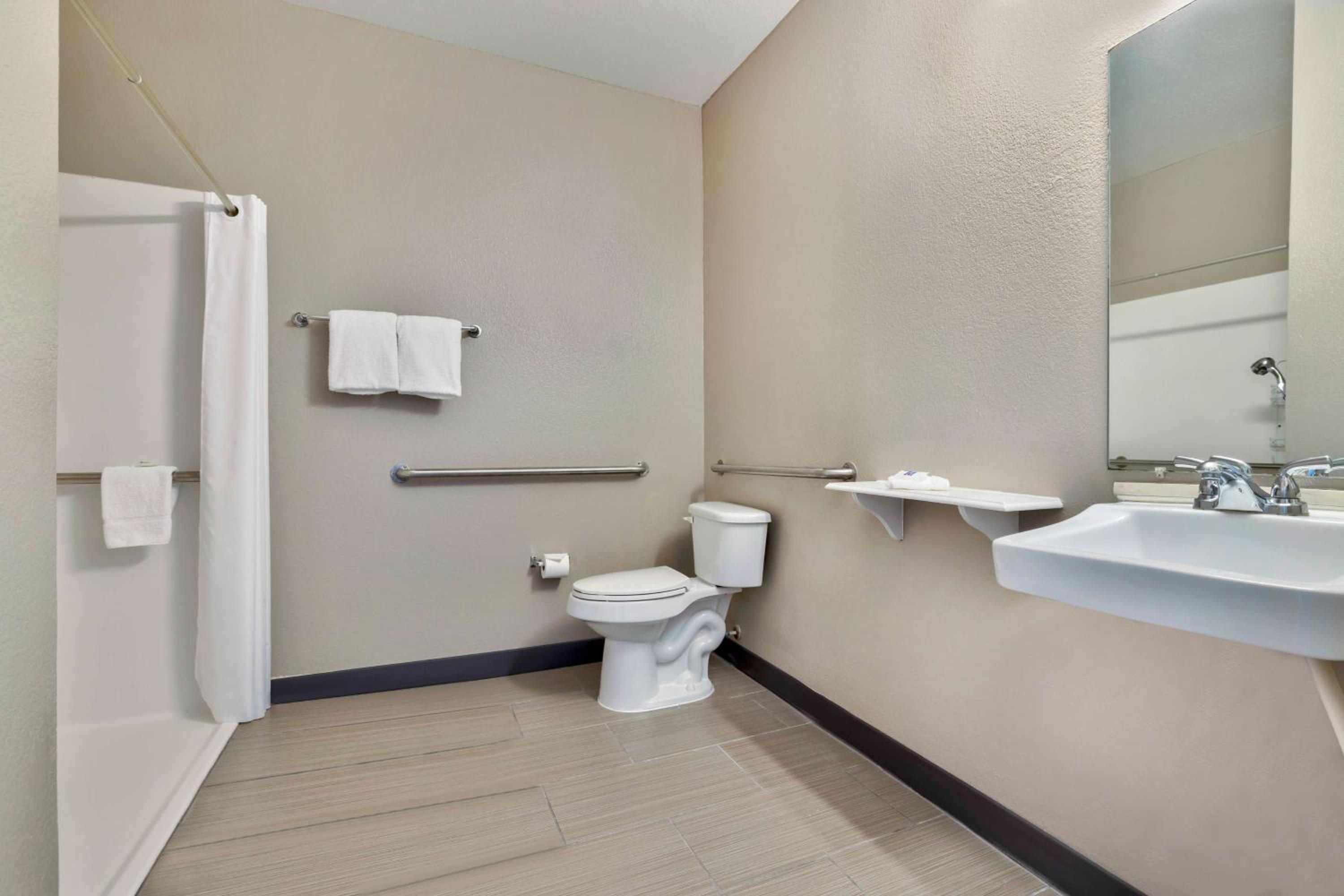 King Room - Disability Access - Non-Smoking - Photo 3