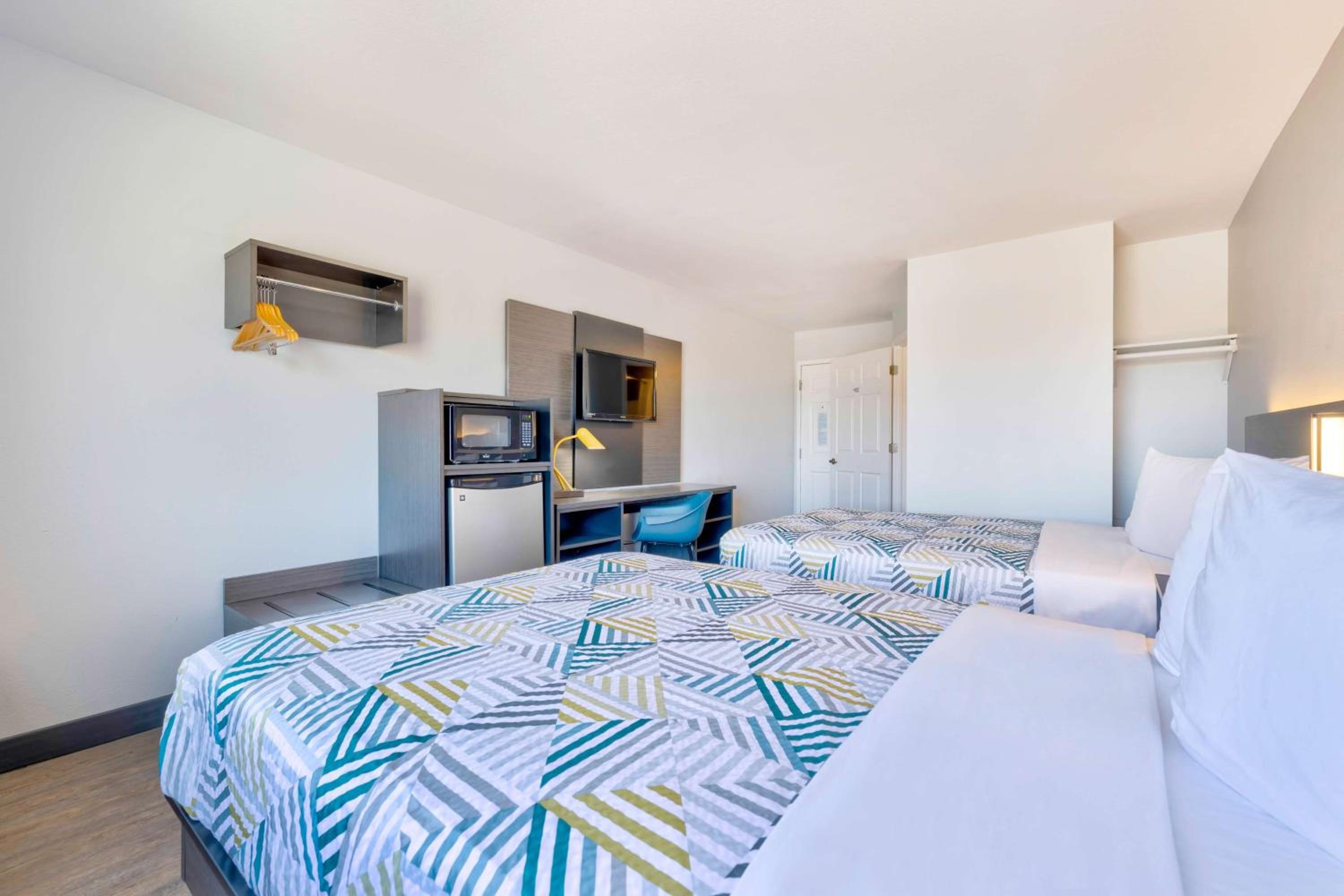 Deluxe Quadruple Room - Non-Smoking - Photo 1