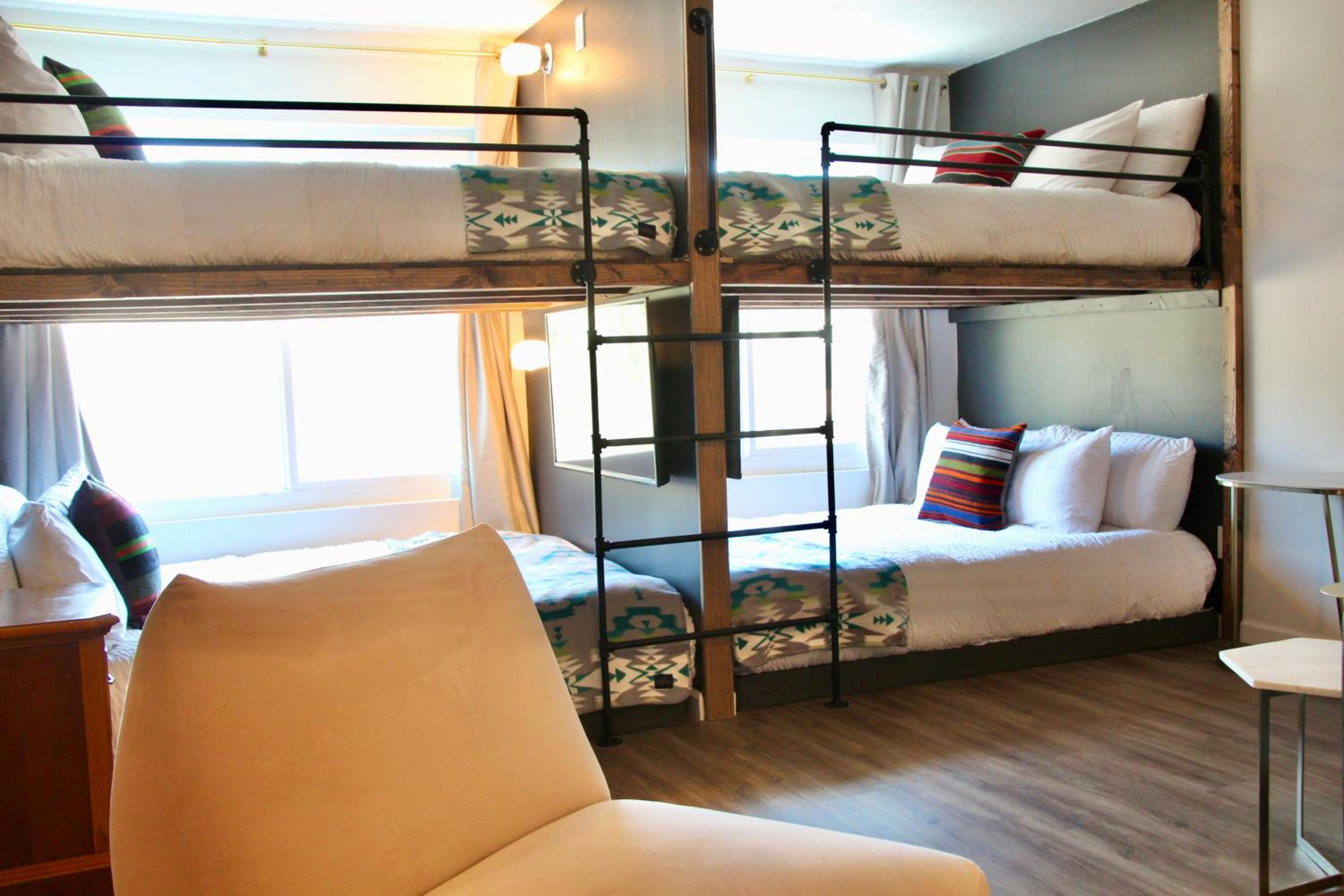 Deluxe Family Suite - Photo 7