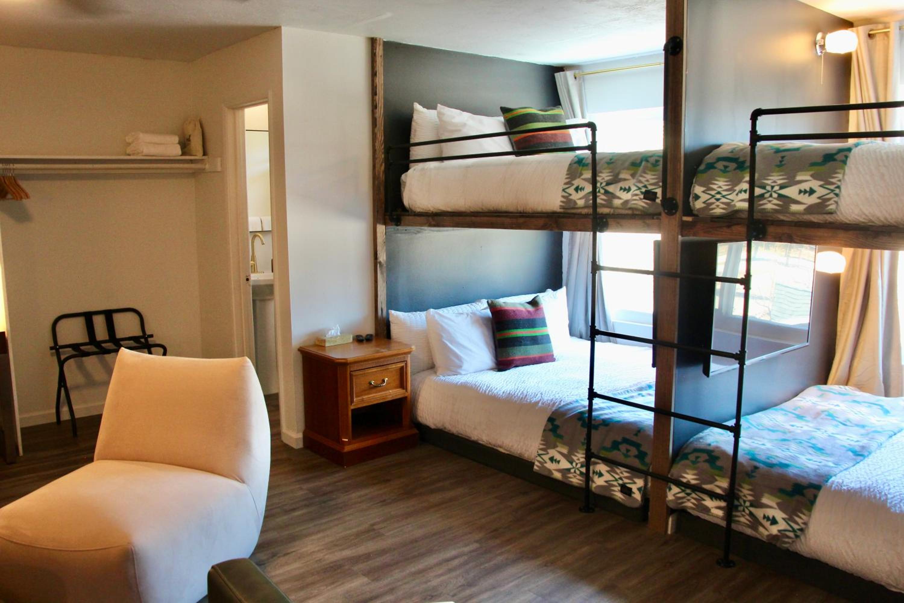 Deluxe Family Suite - Photo 5