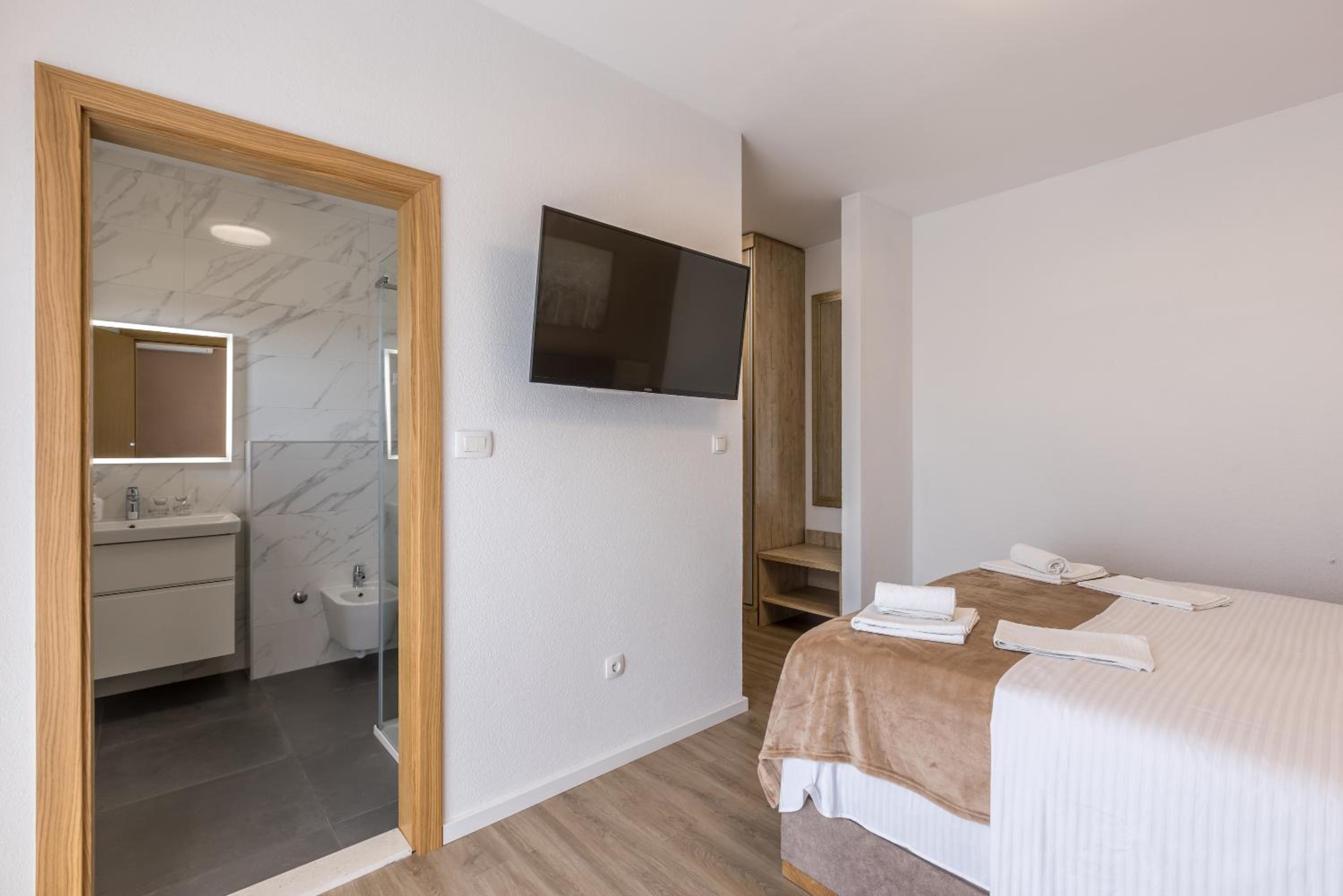 Deluxe Double Room with Balcony and Sea View photo 3