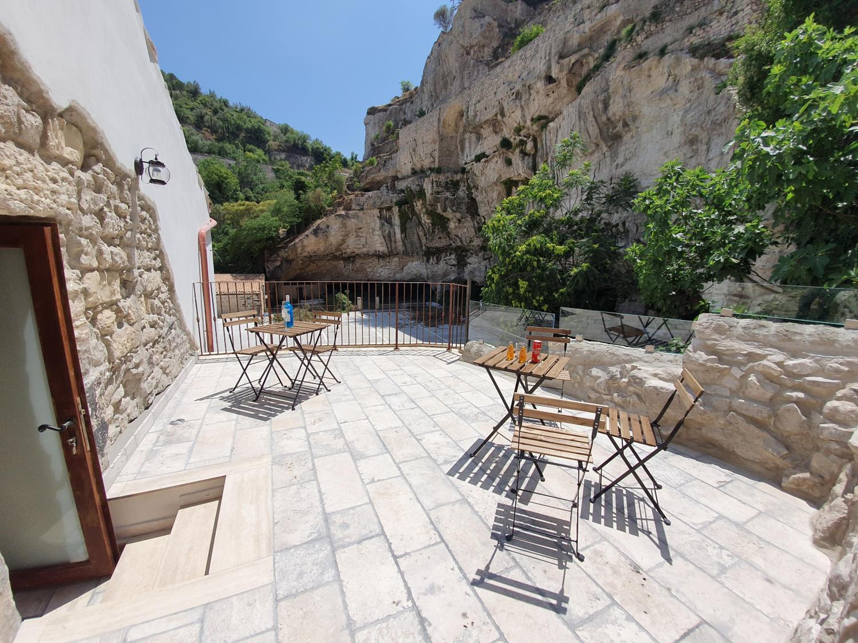 Double Room with Balcony - Photo 7