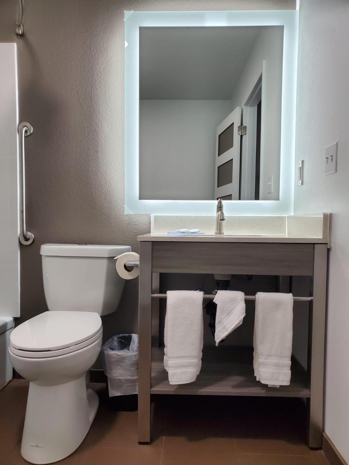 Standard King Room photo 2