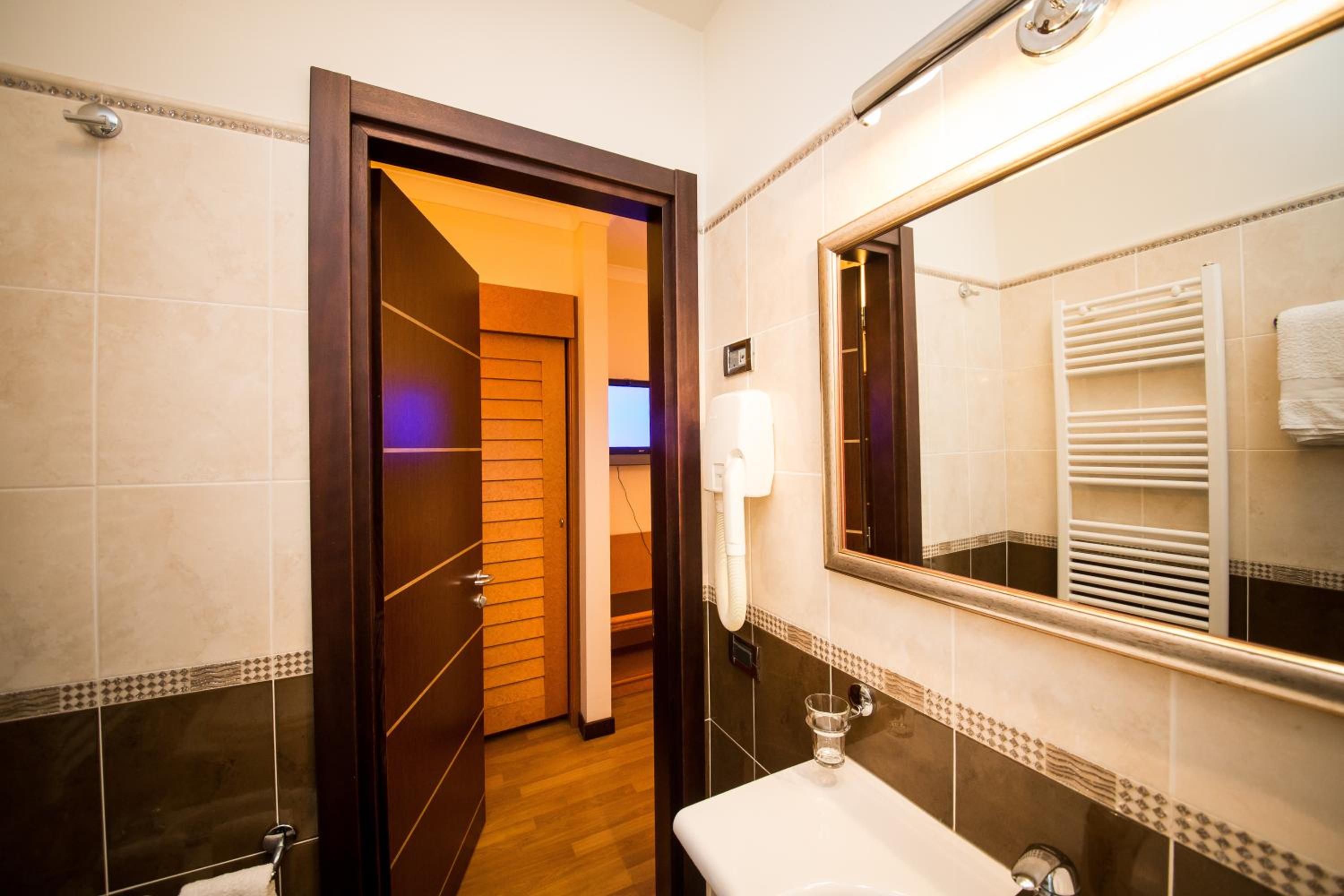 Double Room - Photo 5