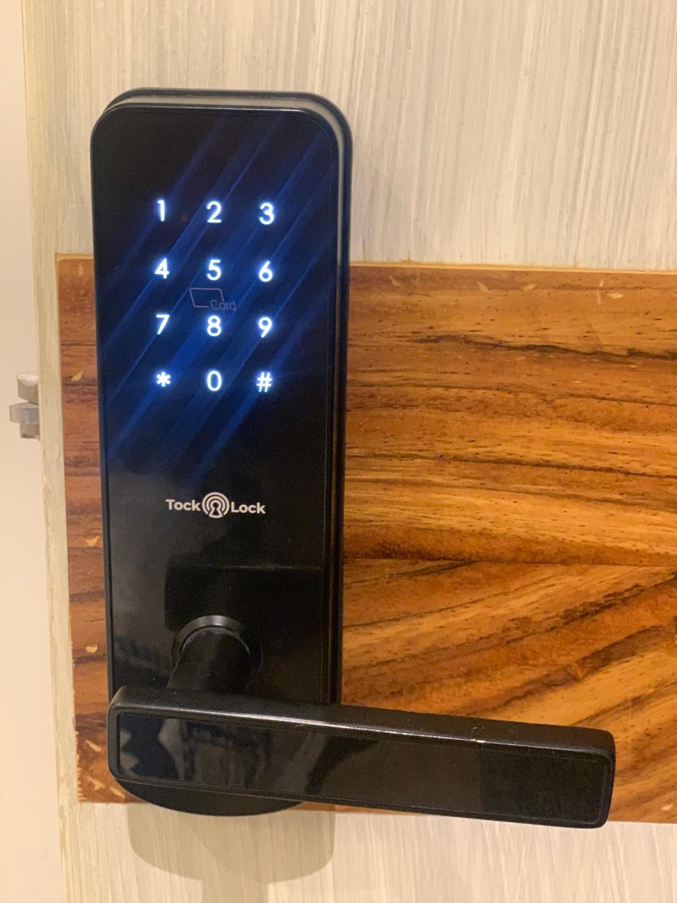 Deluxe Double Room with Two Double Beds - Photo 9