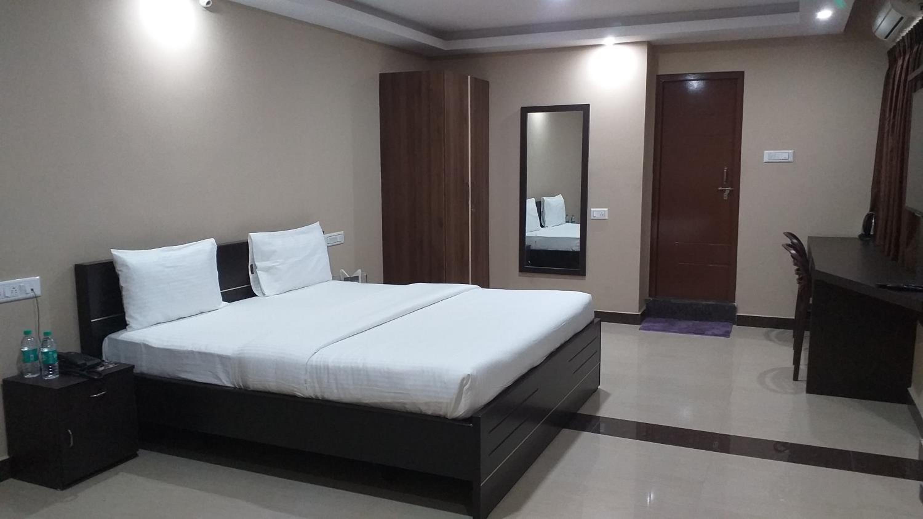 Executive Suite - Photo 5