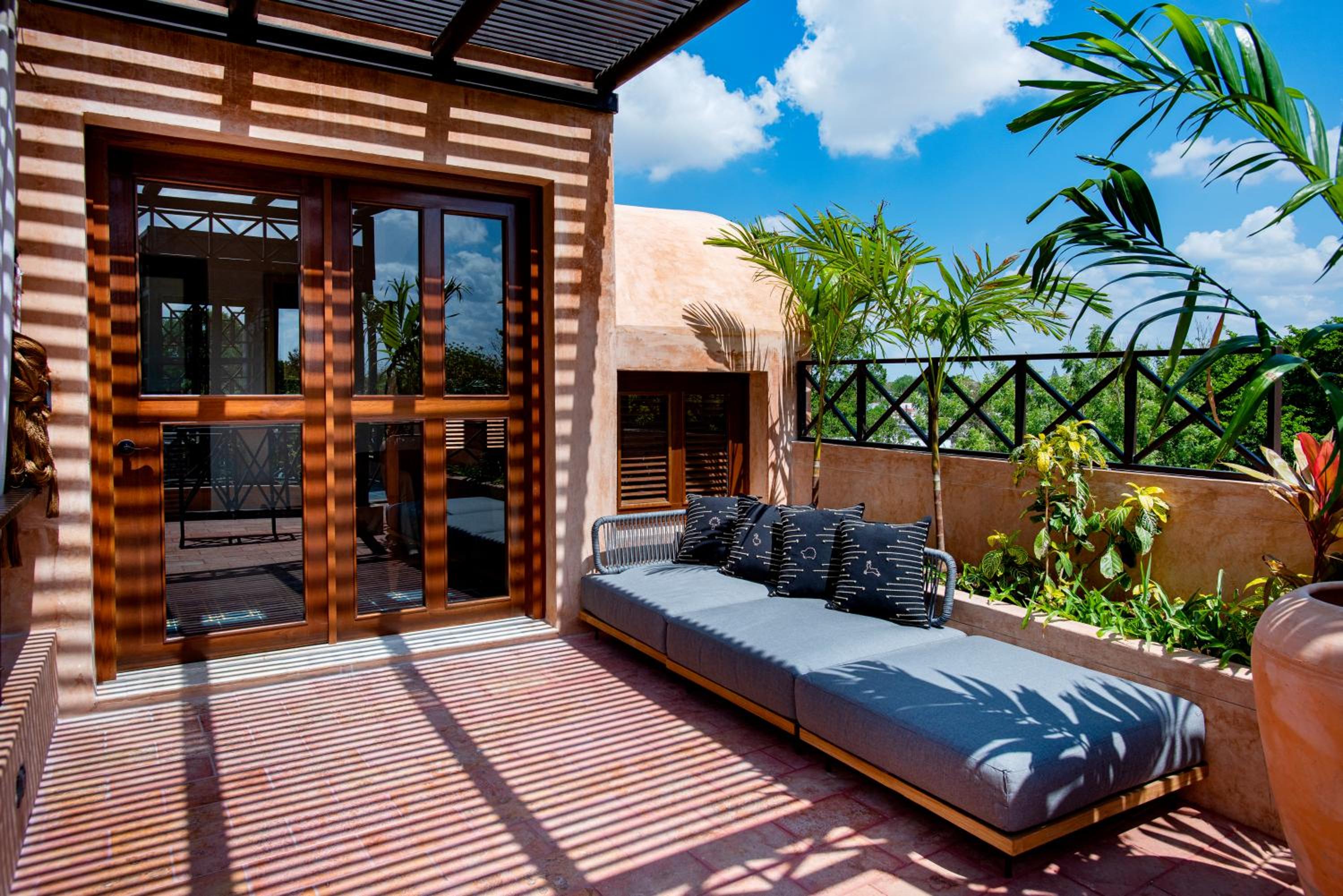 Deluxe Rooftop Suite King - Photo 13