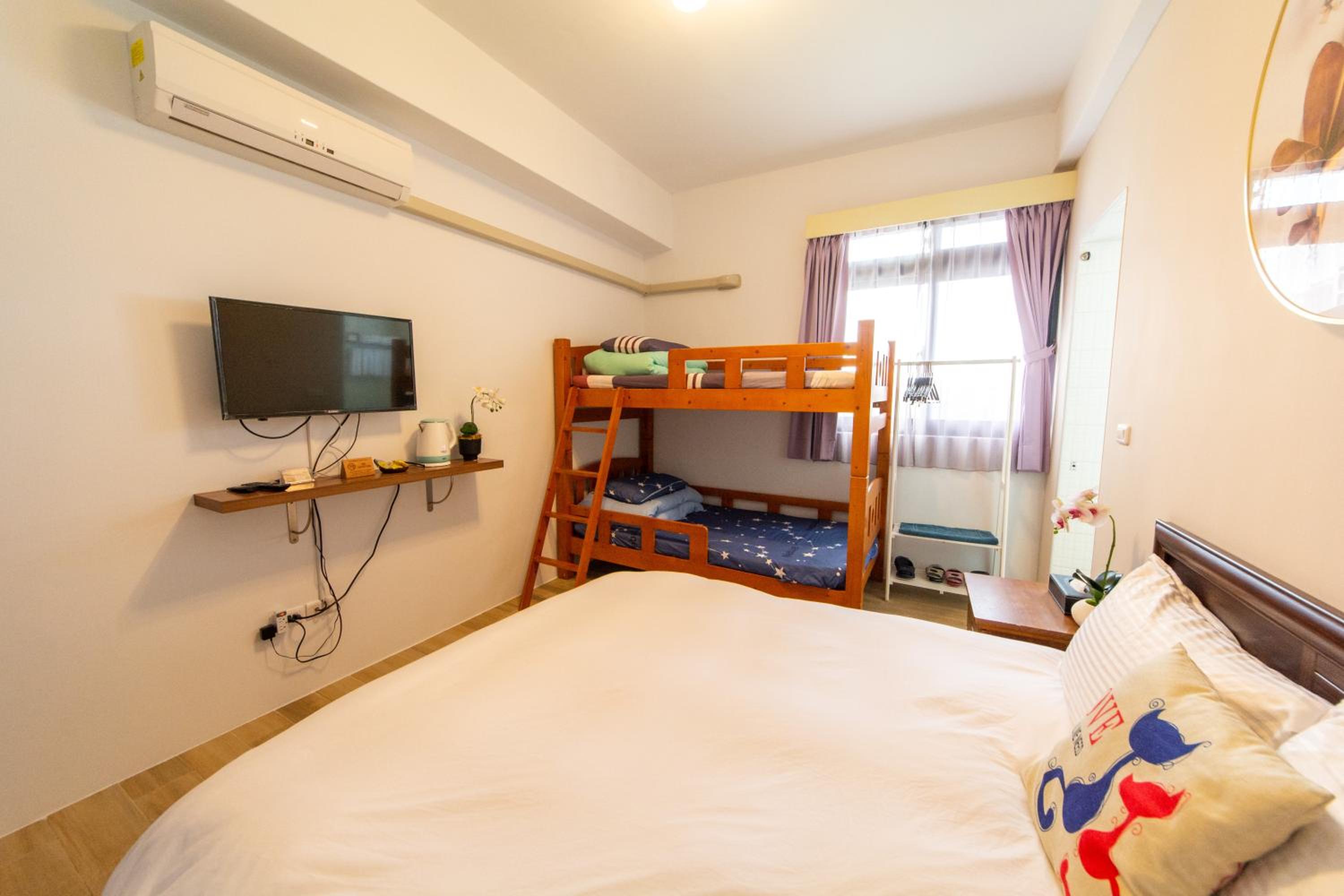 Quadruple Room with Private Bathroom photo 3
