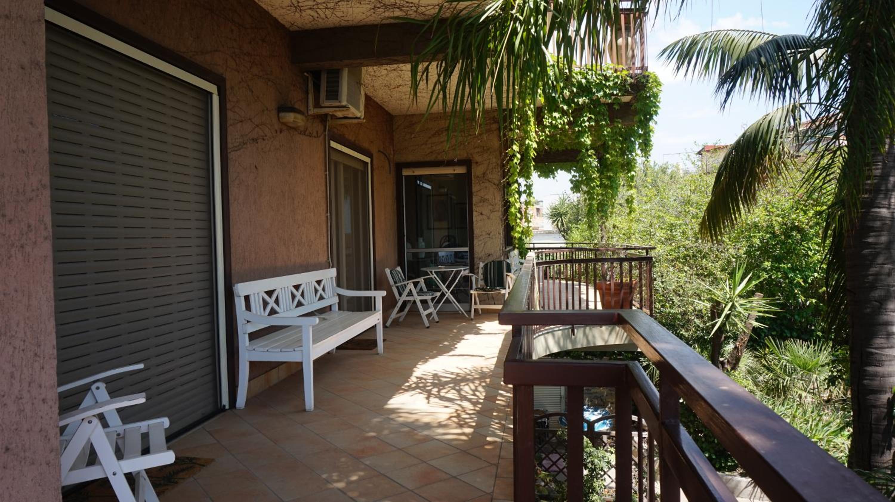 Deluxe Double Room with Balcony - Photo 4