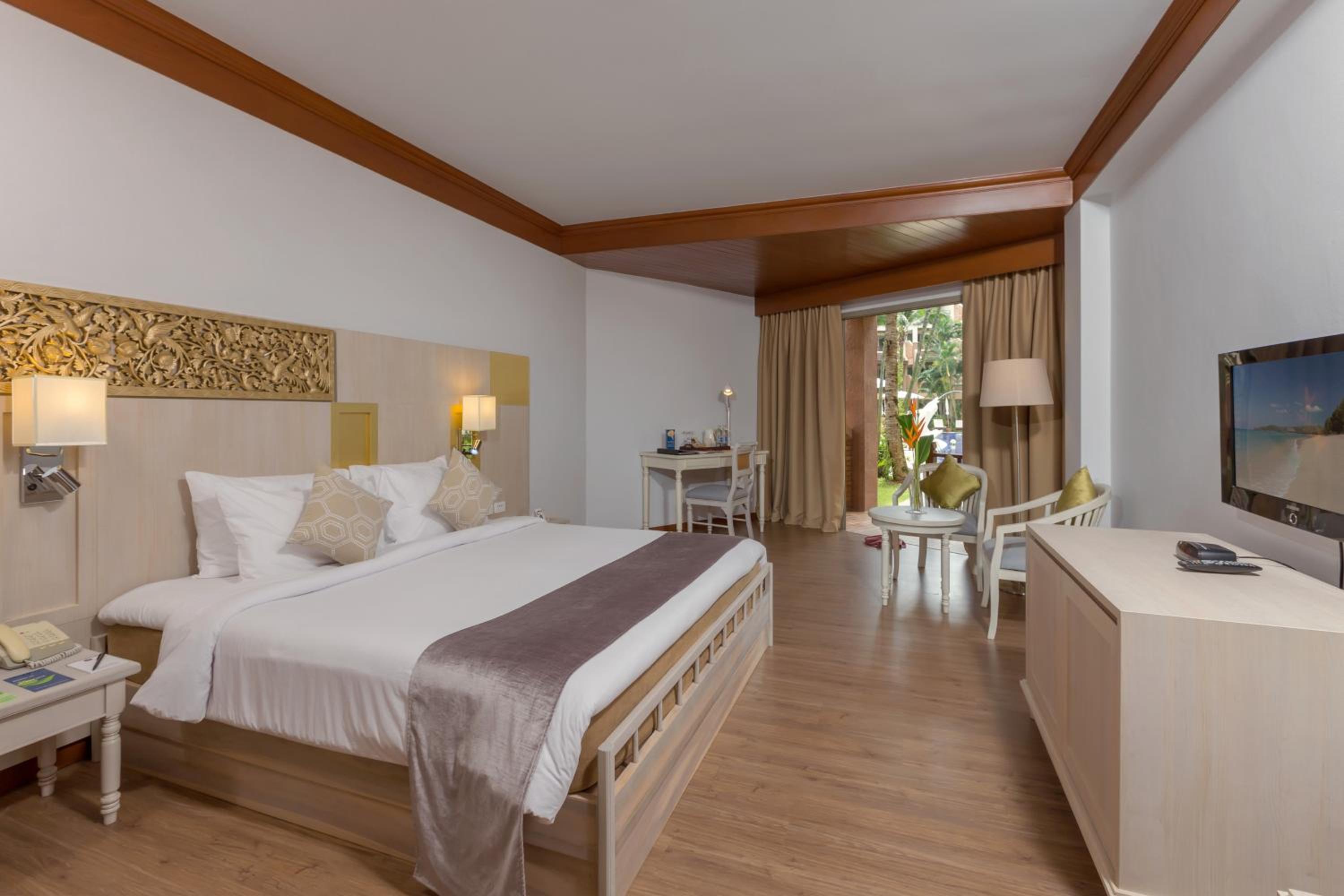 Deluxe King Room with Ground Terrace