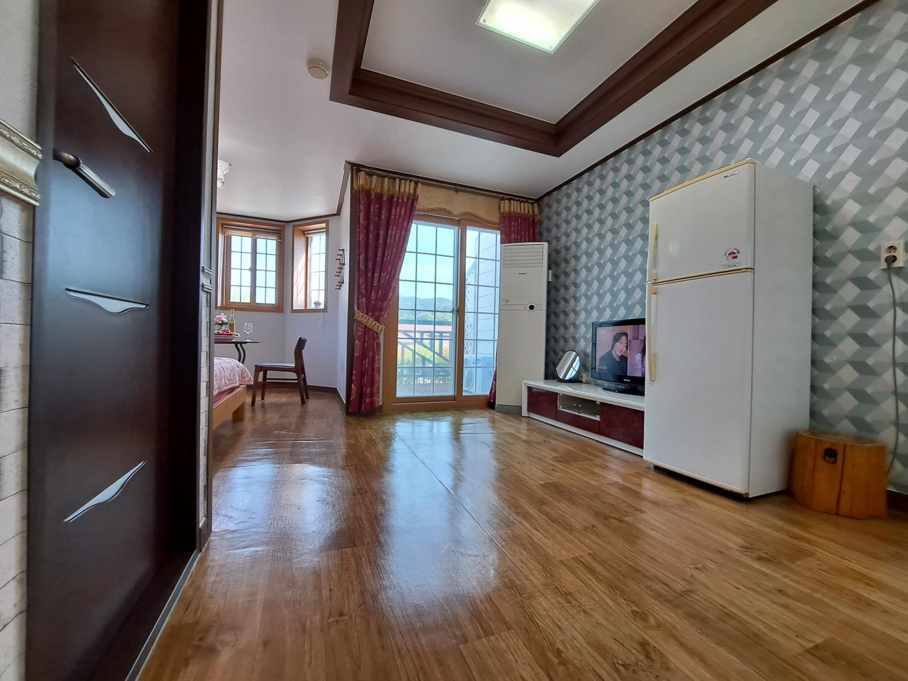 Double Room with Park View - Photo 9