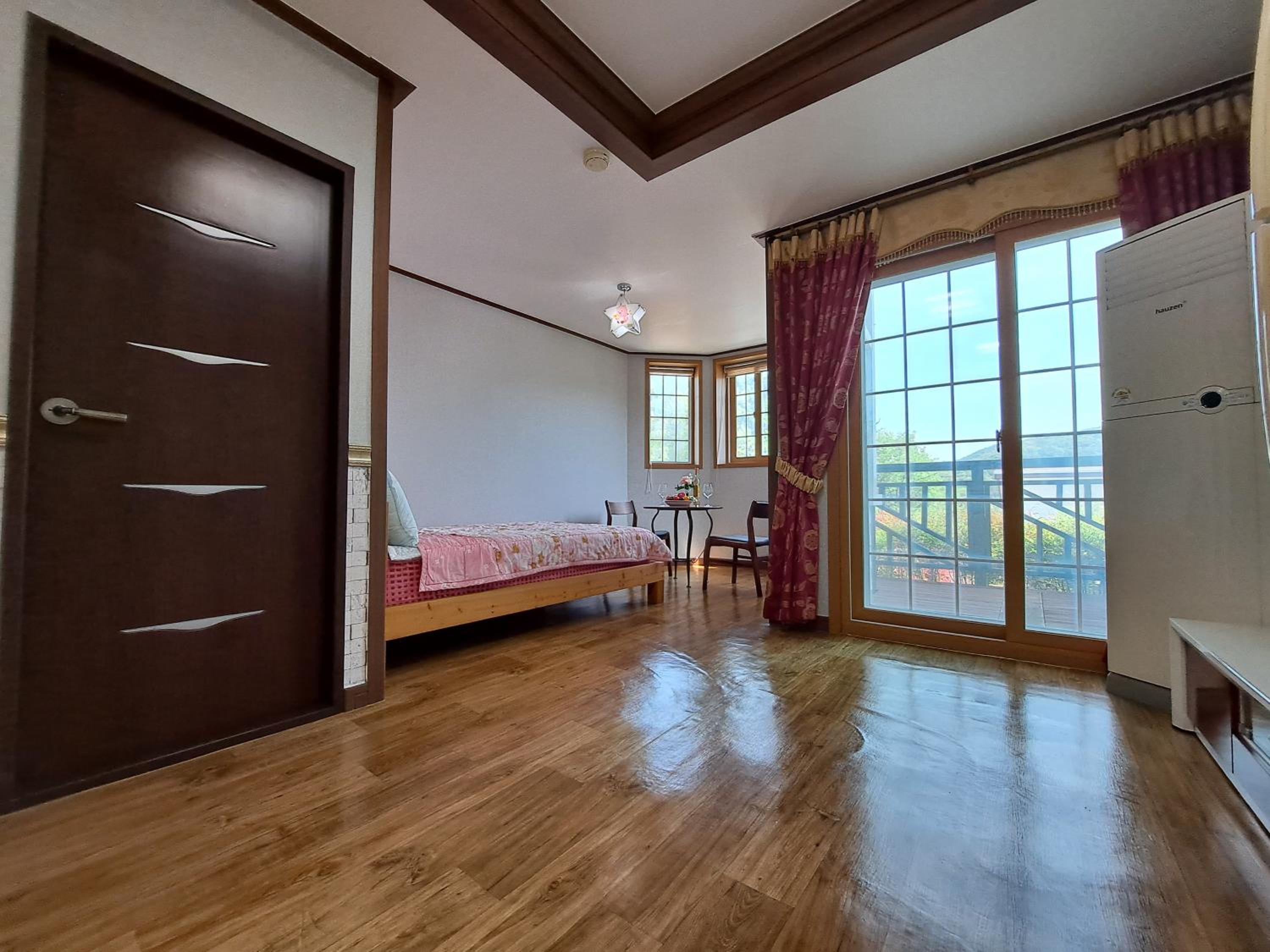 Double Room with Park View - Photo 21