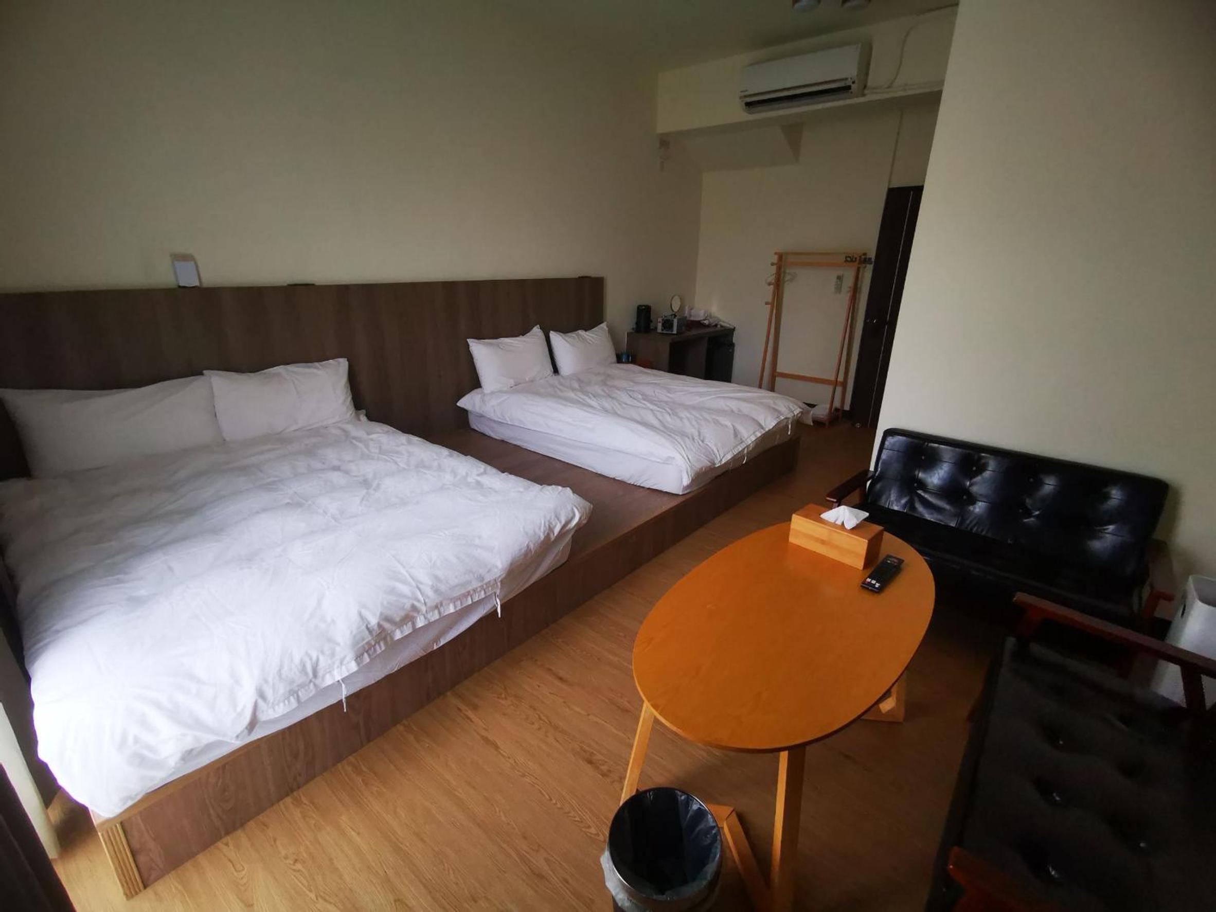 Quadruple Room with Private Bathroom - Photo 9