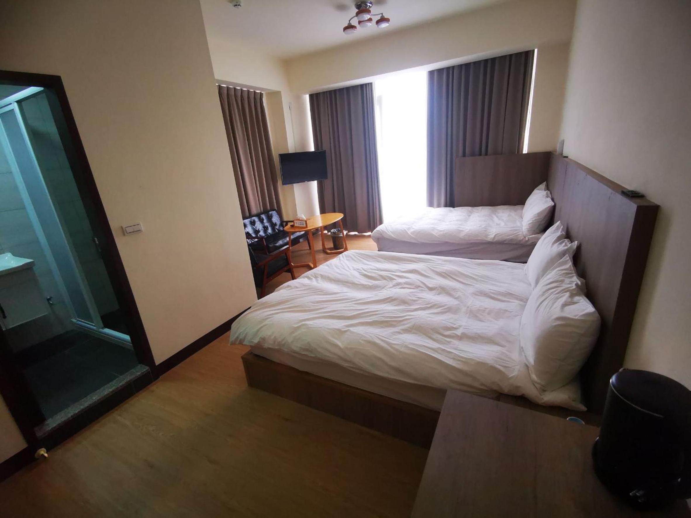 Quadruple Room with Private Bathroom - Photo 10