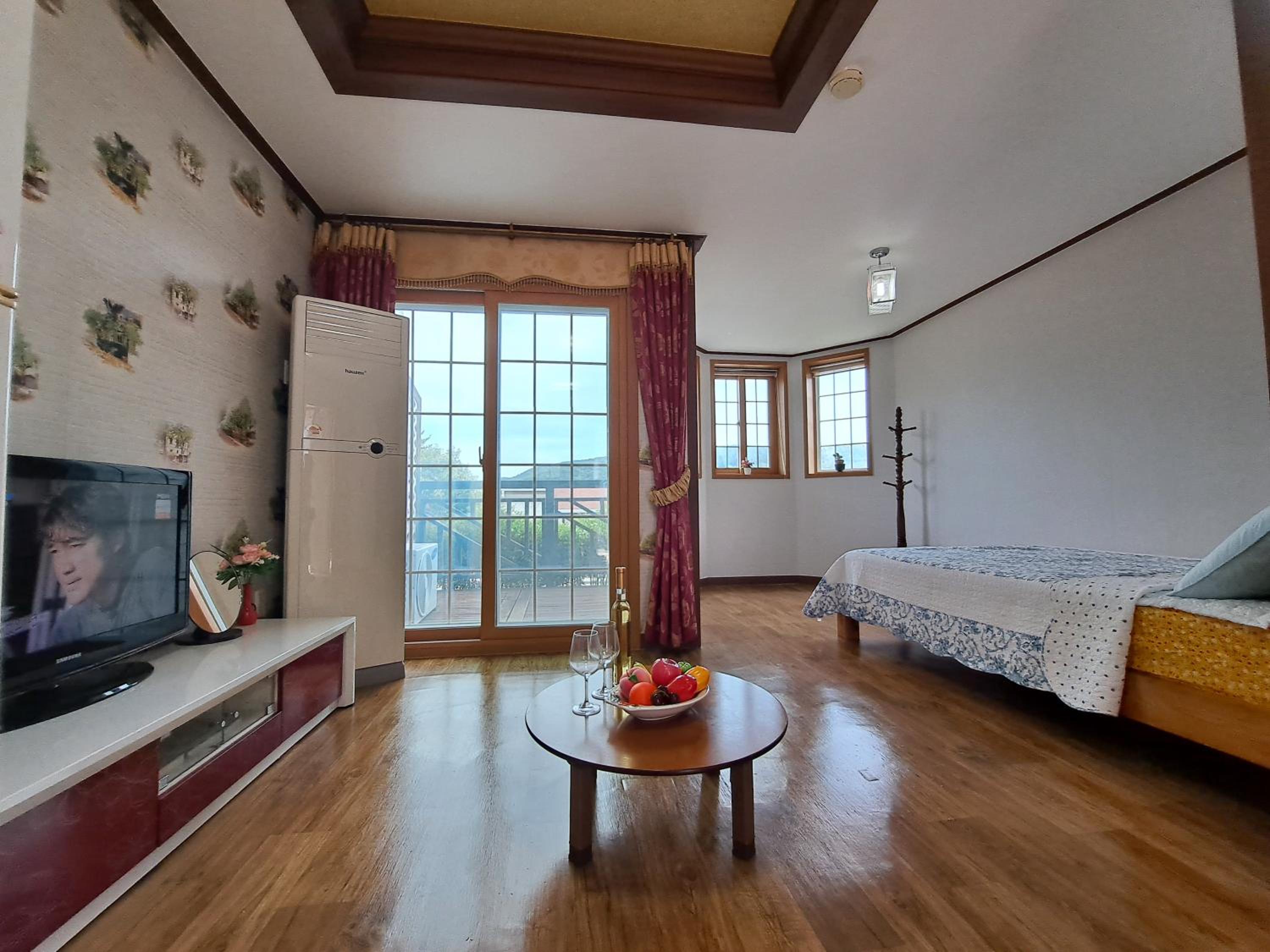 Double Room with Park View - Photo 12