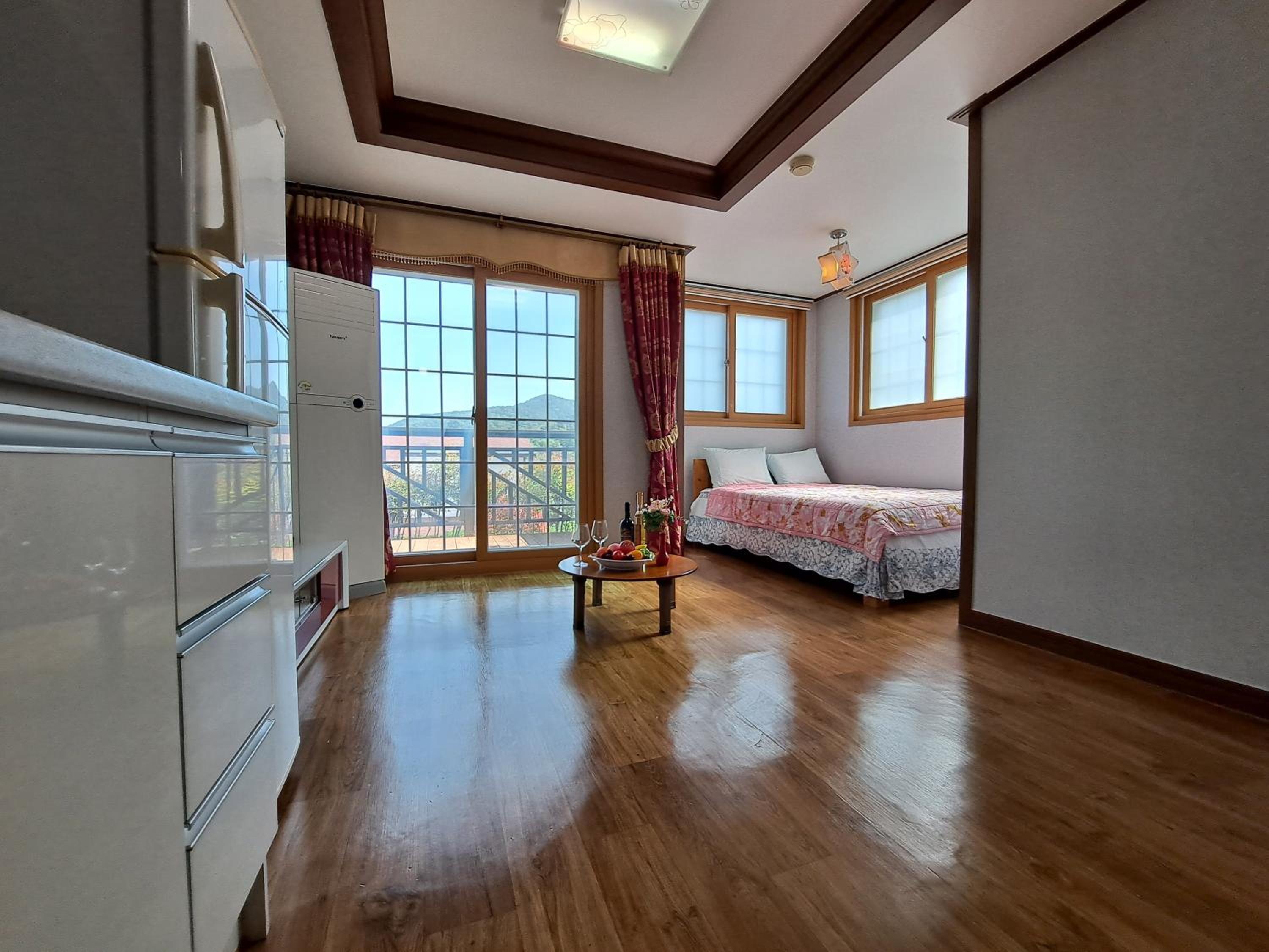 Double Room with Park View - Photo 2