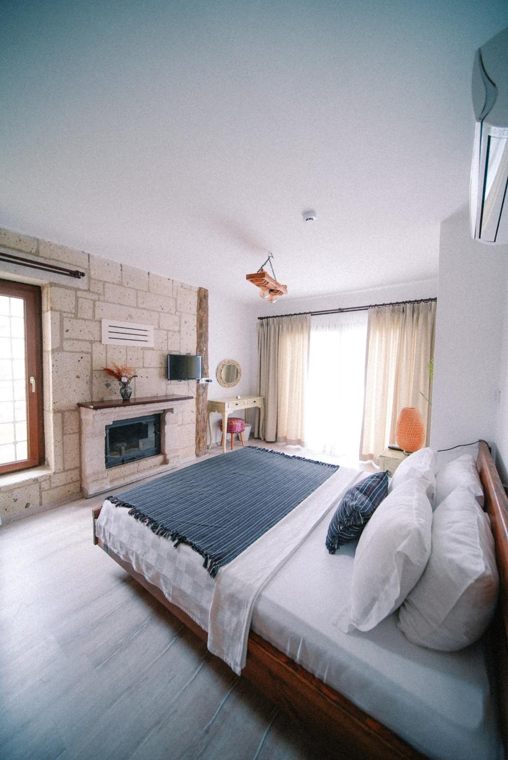 Deluxe Room - Photo 6