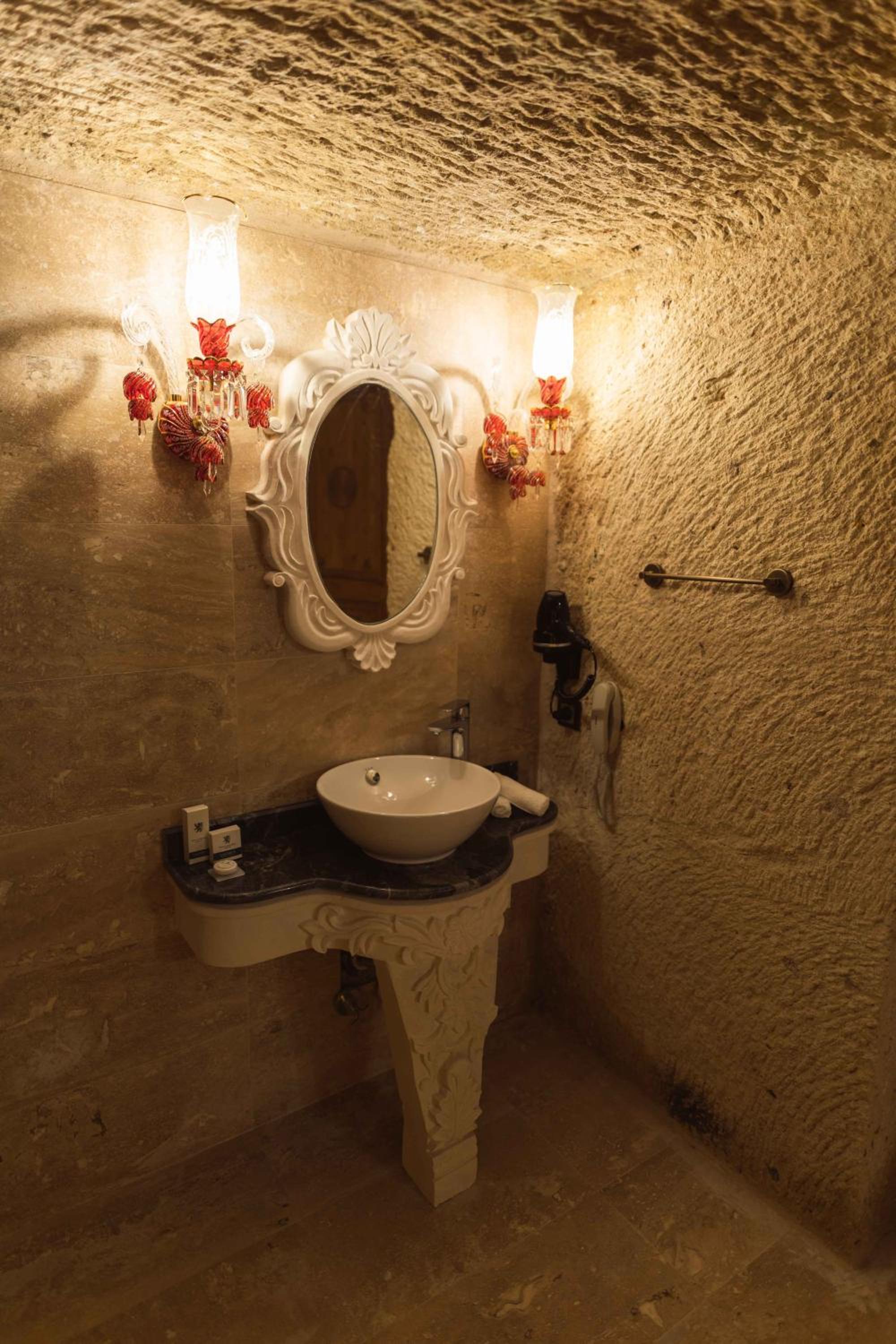 Deluxe King Room - Photo 19