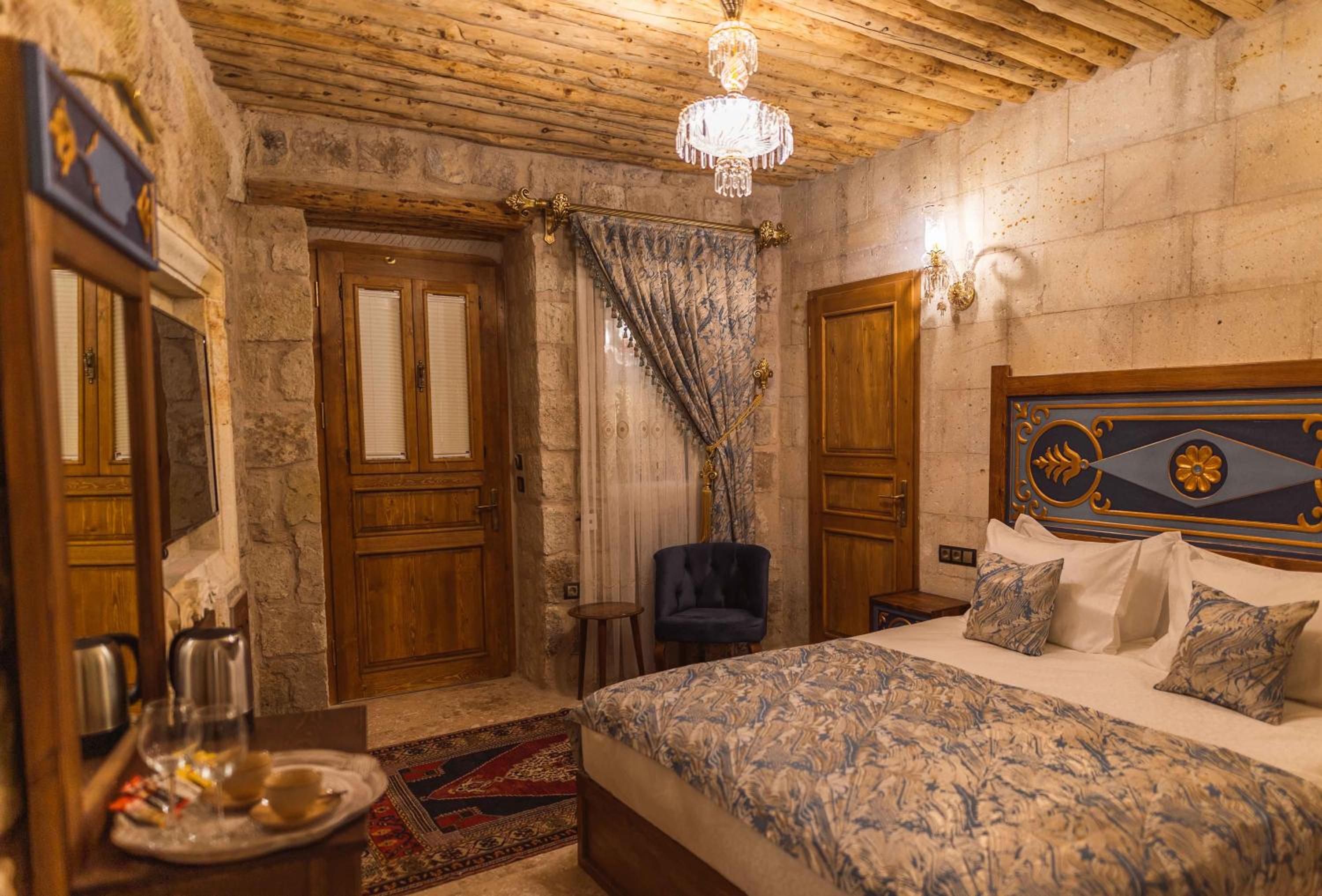 Deluxe King Room - Photo 11