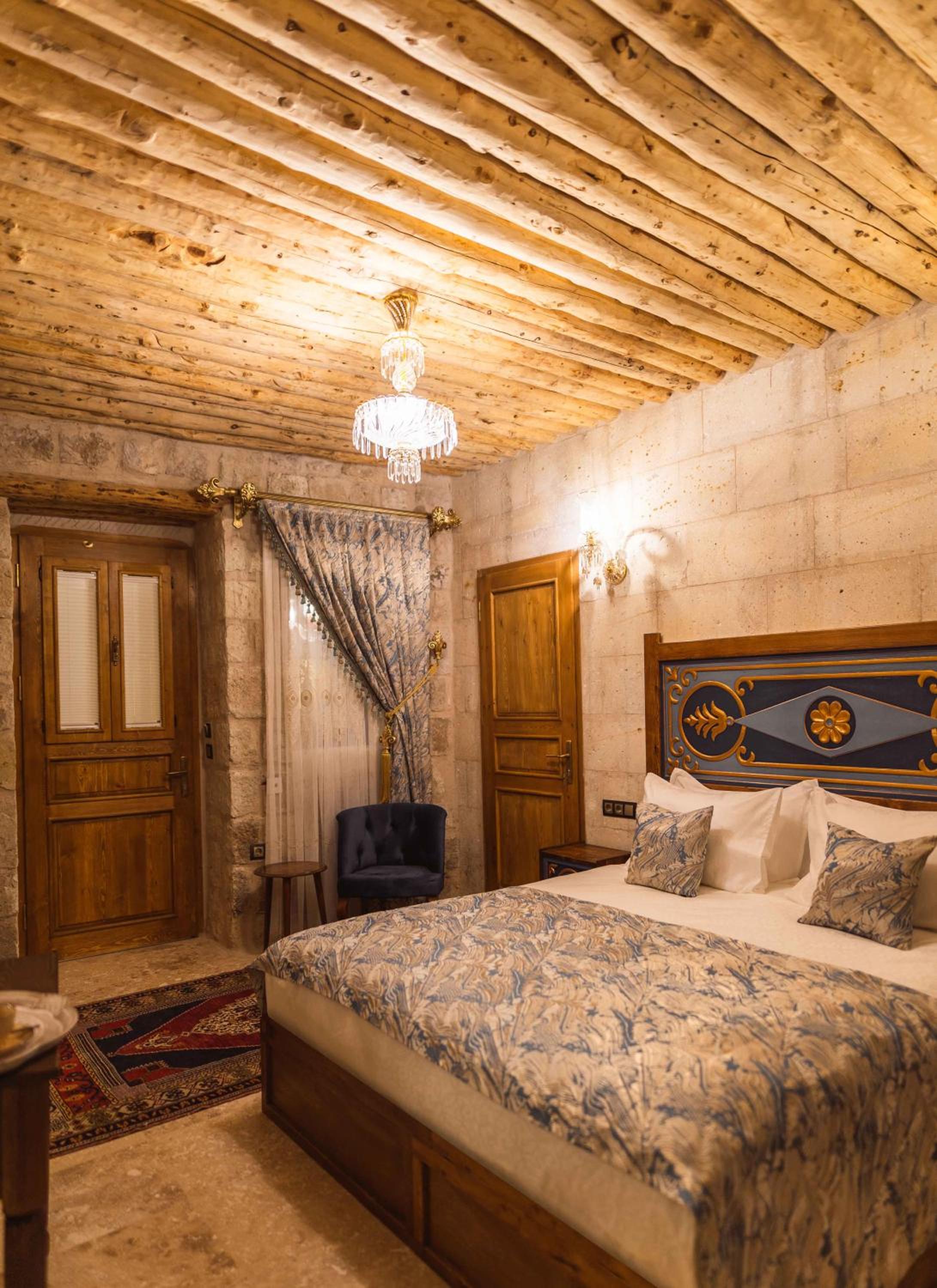 Deluxe King Room - Photo 13
