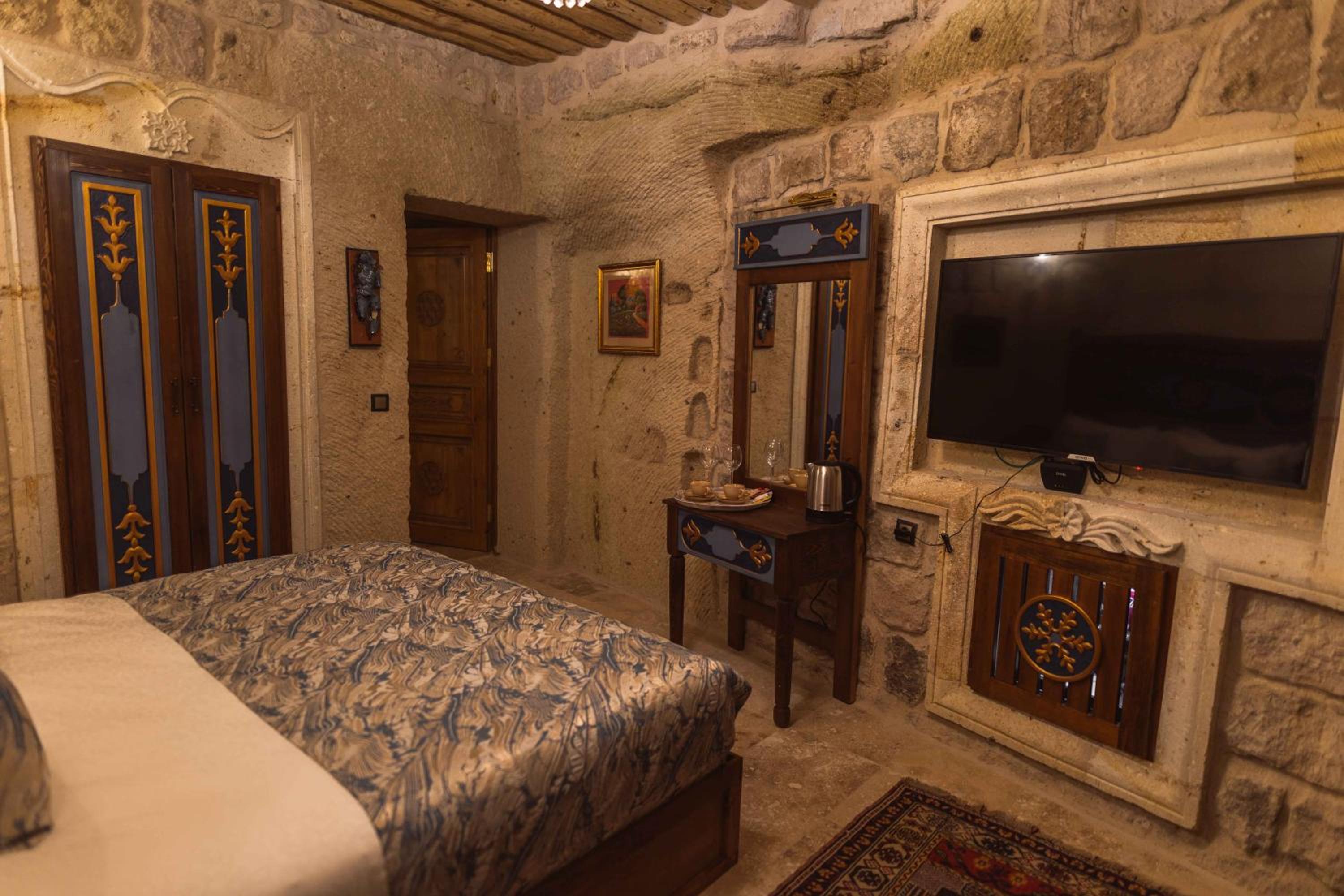 Deluxe King Room - Photo 7